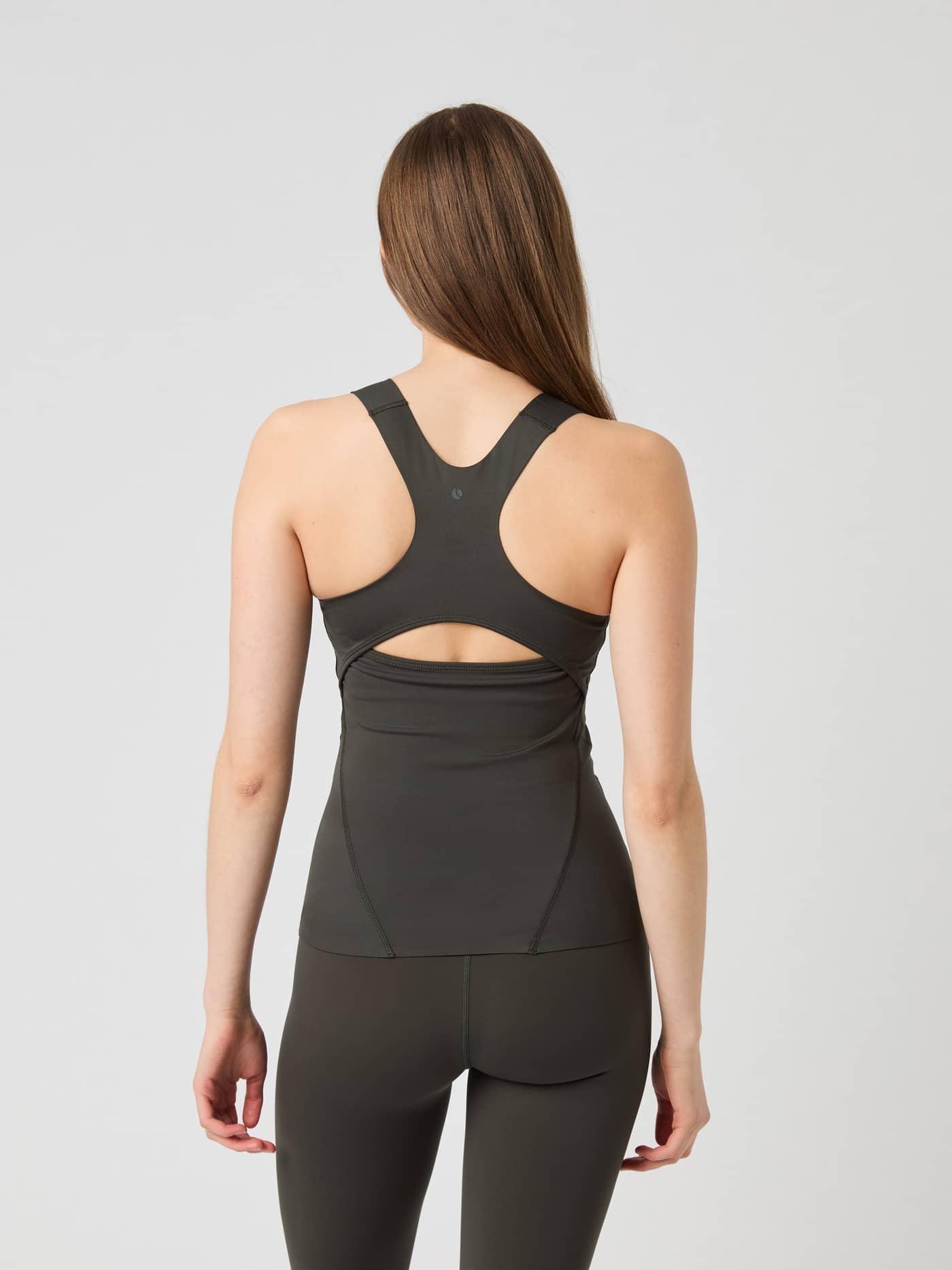 Studio 2 In 1 Tank Top i Peat (Grønn) sett bakfra, med bryterrygg og nøkkelhull for trening. - Image 2