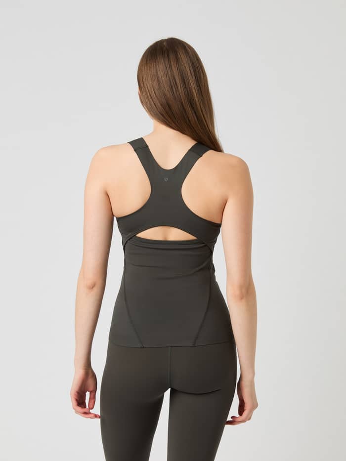 Vue de dos du Studio 2 In 1 Tank Top pour femme en Peat (Vert) avec un dos nageur pour l'entraînement. - Image 2