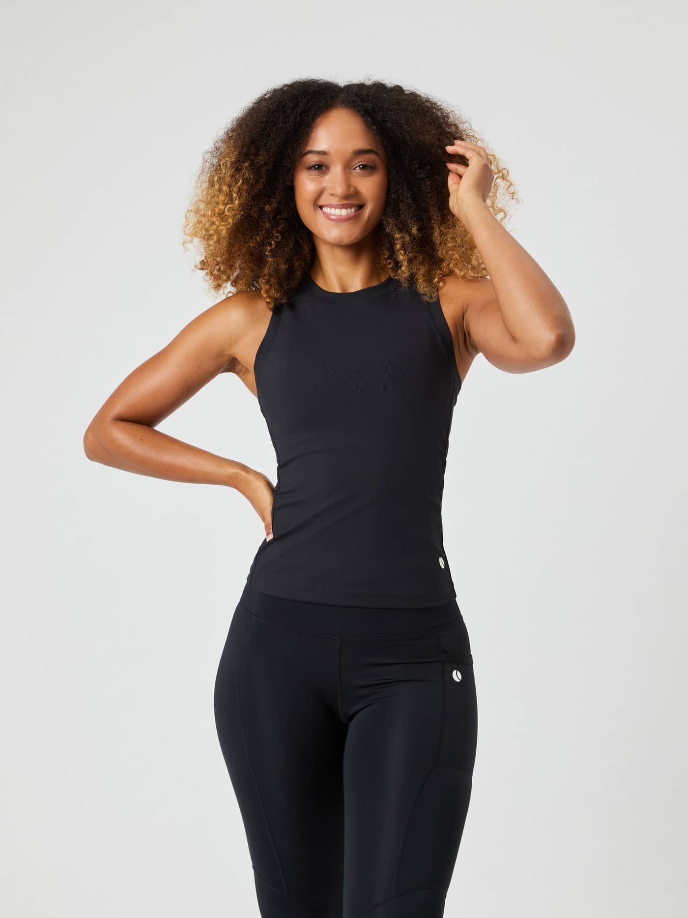 Ace Pocket Ribbed Tank Top i Black Beauty (Svart) sett forfra, ribbestrikket tennistopp med stilig og smal passform. - Image 1