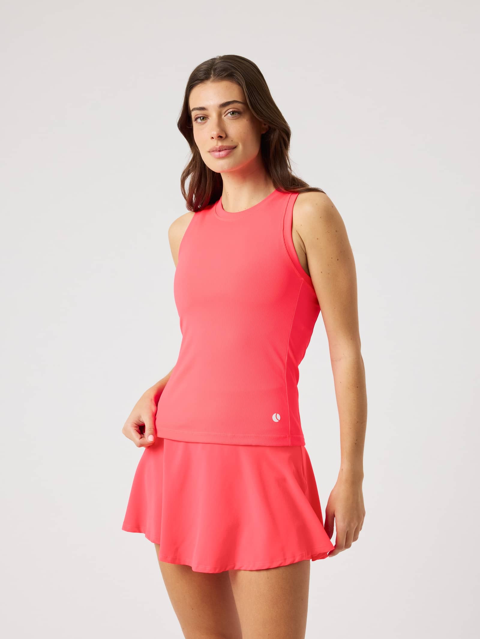 Framifrån på en kvinna som bär Ace Pocket Ribbed Tank Top i Diva Pink (Rosa) med slim fit för tennis. - Image 1