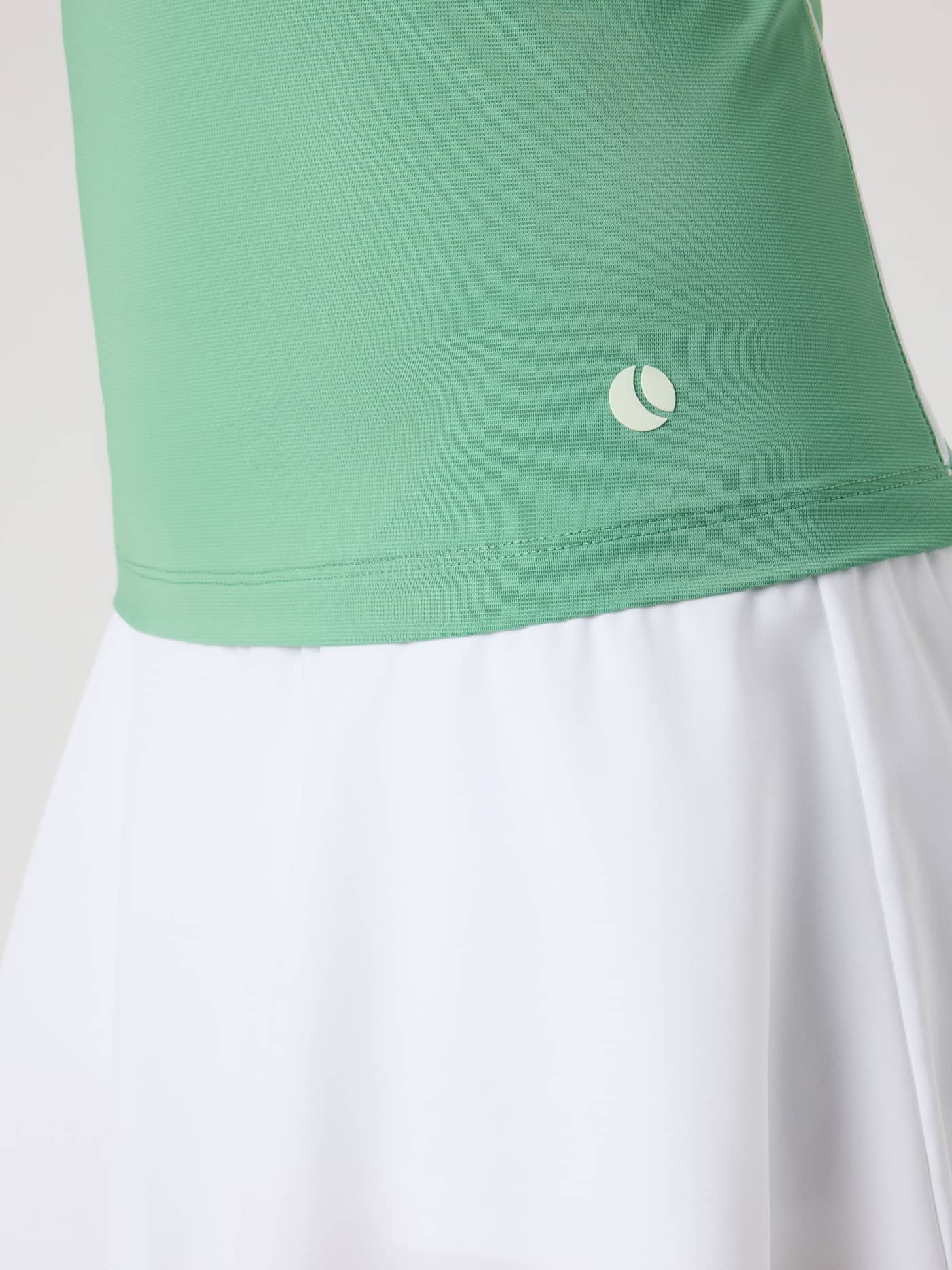 Ace V Neck Tank Top in Malachite Green (Groen) met een slim fit pasvorm en een lichtgroen tennisballogo voor tennis. - Image 5