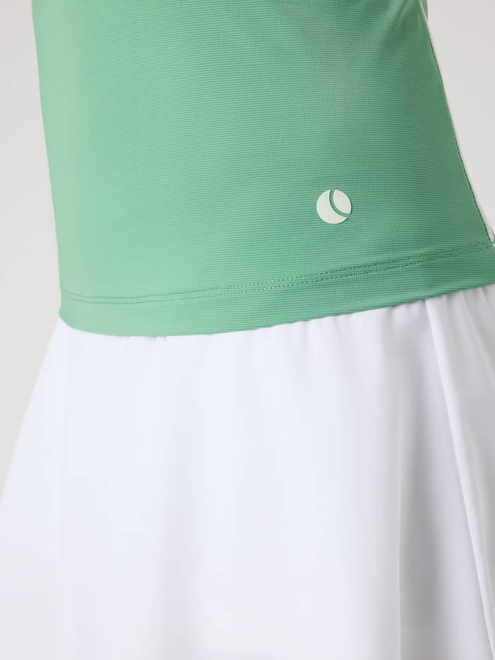 Débardeur de tennis Ace V Neck Tank Top ajusté en Malachite Green (Vert) avec un logo vert clair en gros plan. - Image 5