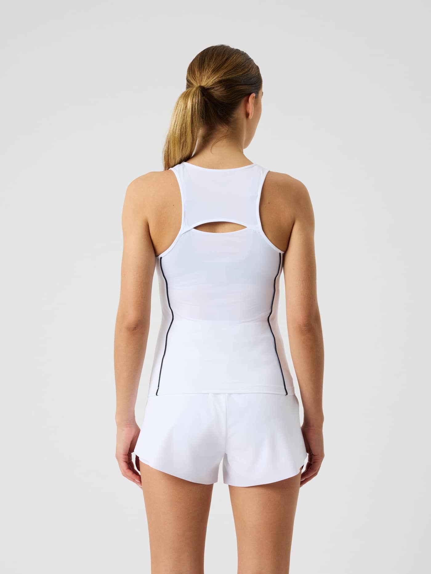 Ace V Neck Tank Top i Brilliant White (Hvid) set bagfra med åben ryg og slank pasform til tennis. - Image 2