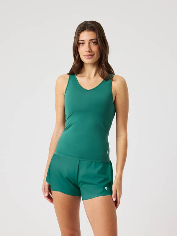 Slim-fit Ace V Neck Tank Top in Posy Green (Groen) met een wit tennisballogo op de heup, getoond in vooraanzicht.