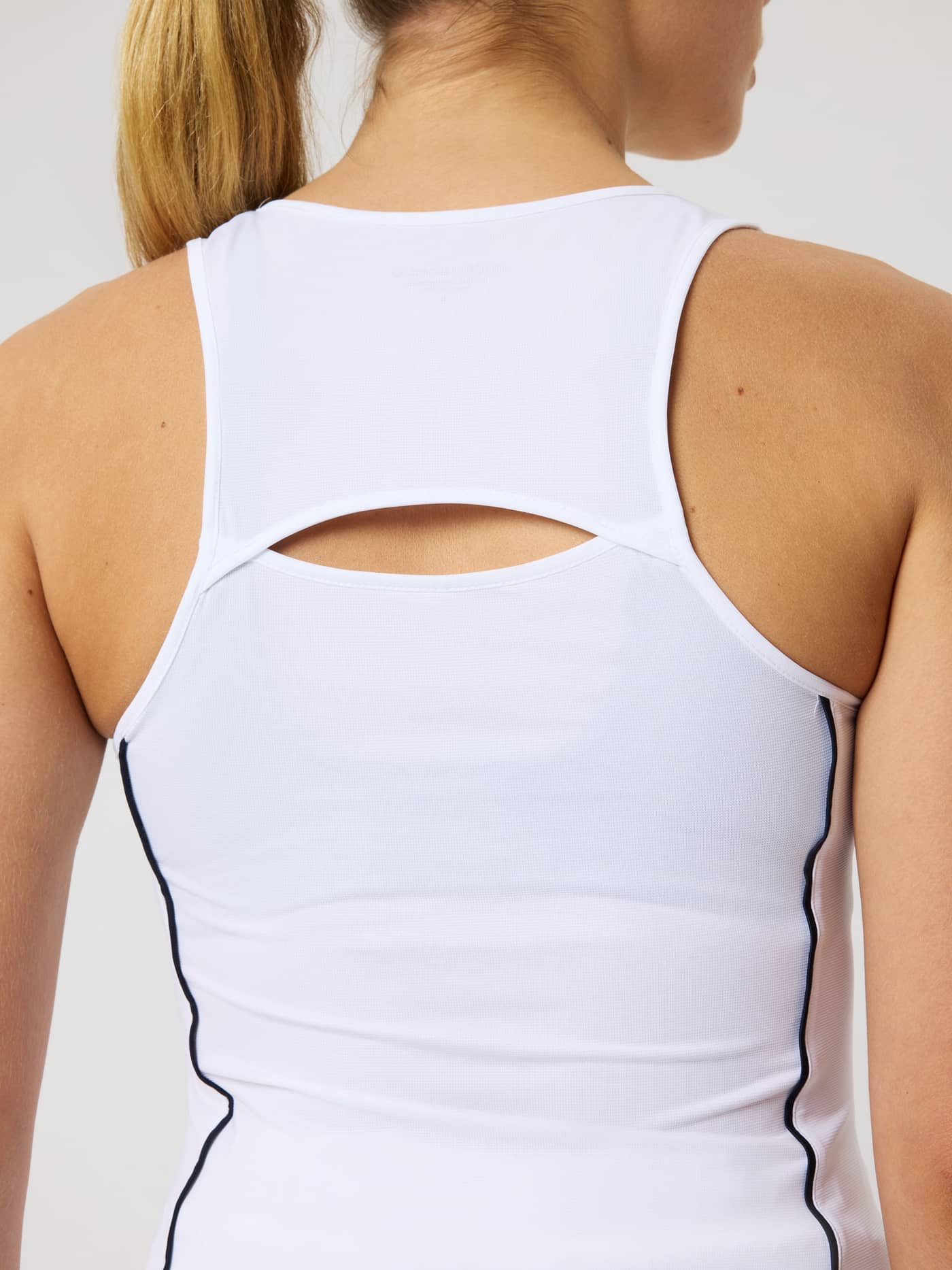 Ace V Neck Tank Top i Brilliant White (Hvid) set bagfra med dobbeltlagsryg og tæt pasform i genanvendt polyester til tennis. - Image 4
