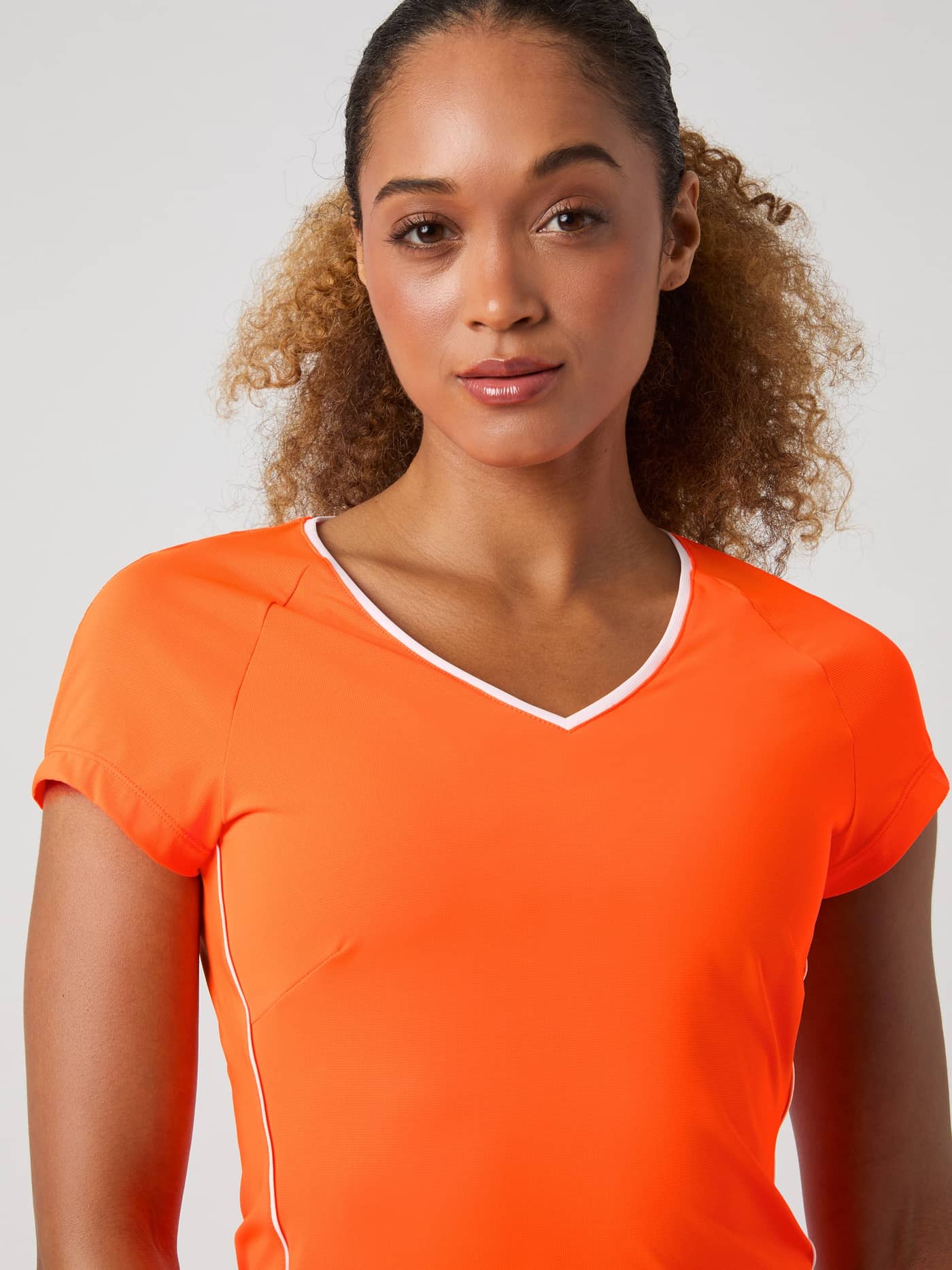 Ace V-Neck T-Shirt in Shocking Orange (Oranje), een nauwsluitend tennisshirt voor dames met een flatterende pasvorm. - Image 5