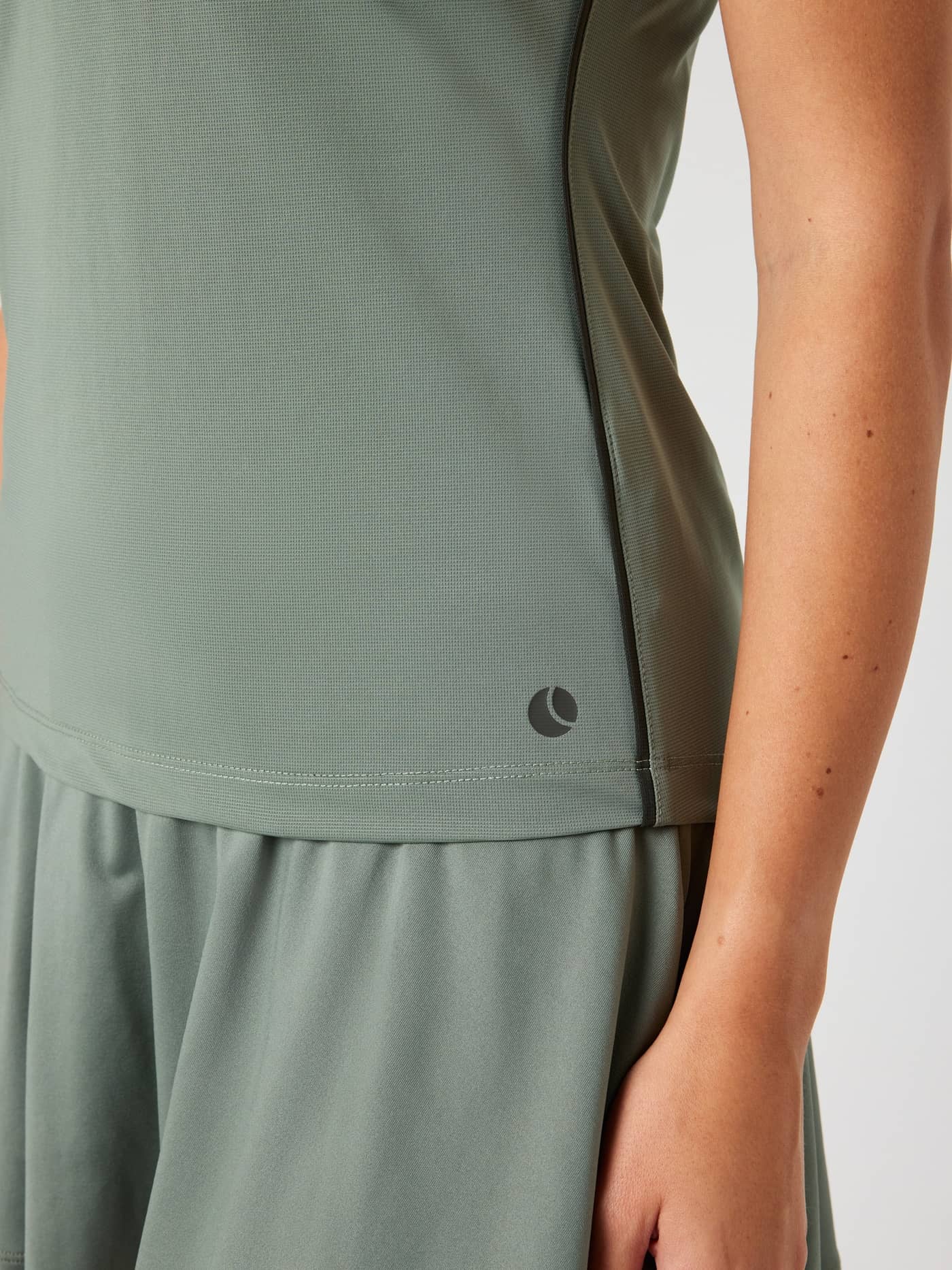 Ace V-Neck T-Shirt in Agave Green (Groen) voor dames met een zwart tennisballogo op de heup voor tennis. - Image 5