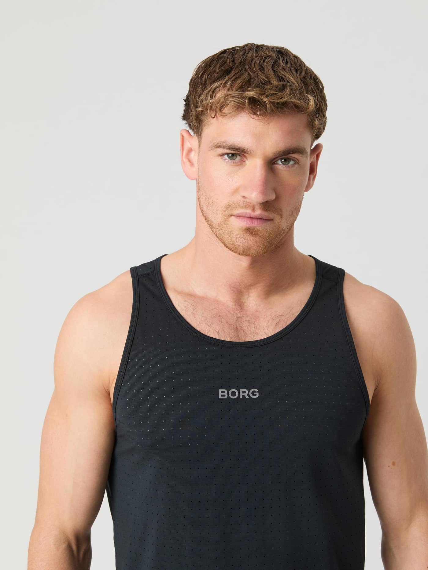 Borg Running Perforated Tank i Black Beauty (Sort) set forfra med et gråt logo, ideel til løb og performance. - Image 5