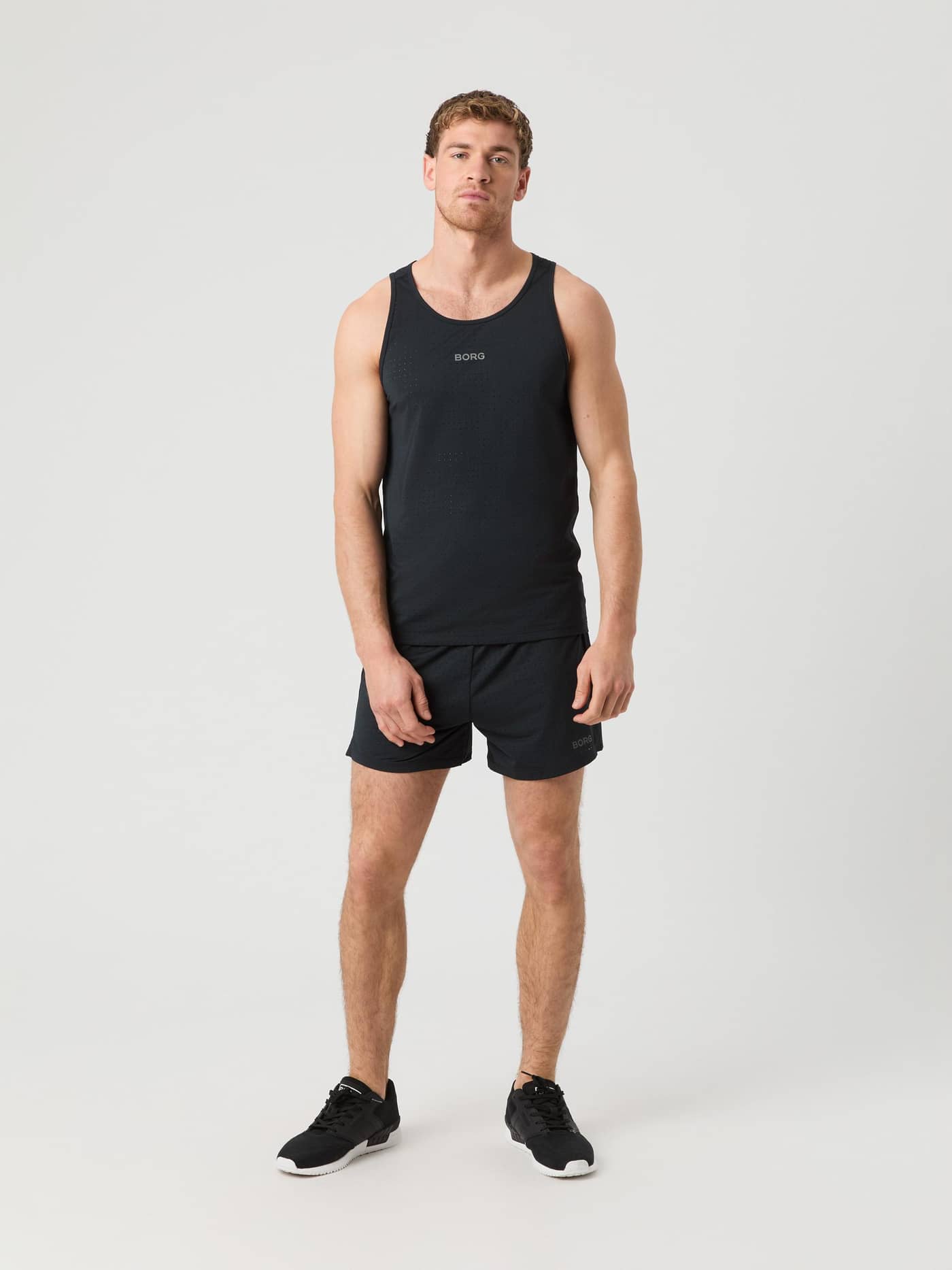 Borg Running Perforated Tank i Black Beauty (Sort) set forfra med et gråt logo og perforeret design til løb. - Image 3