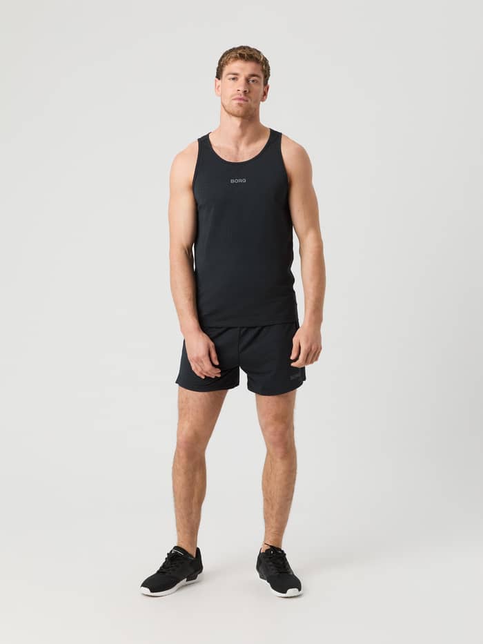 Vooraanzicht van een man in de stijlvolle Borg Running Perforated Tank in Black Beauty (Zwart) met grijs logo voor hardlopen. - Image 3