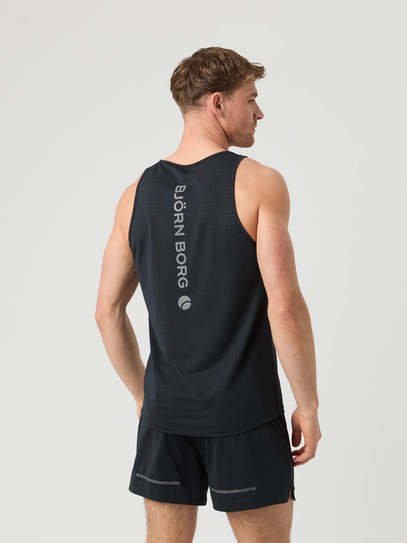 Borg Running Perforated Tank i Black Beauty (Sort) set bagfra med reflekterende logo til løb og performance. - Image 2