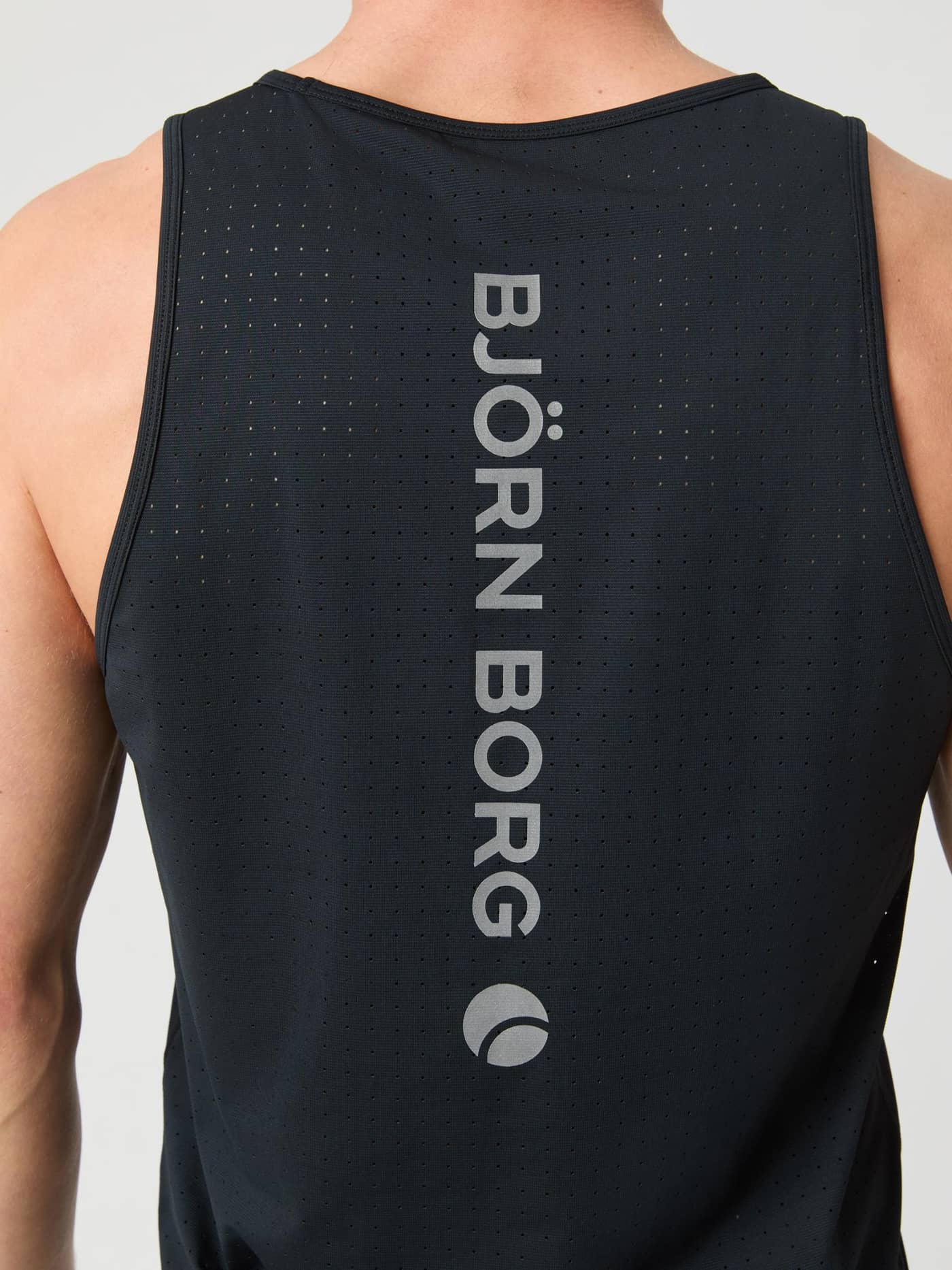 Borg Running Perforated Tank i Black Beauty (Sort) set bagfra med et stort vertikalt logo i sølv til løb. - Image 4