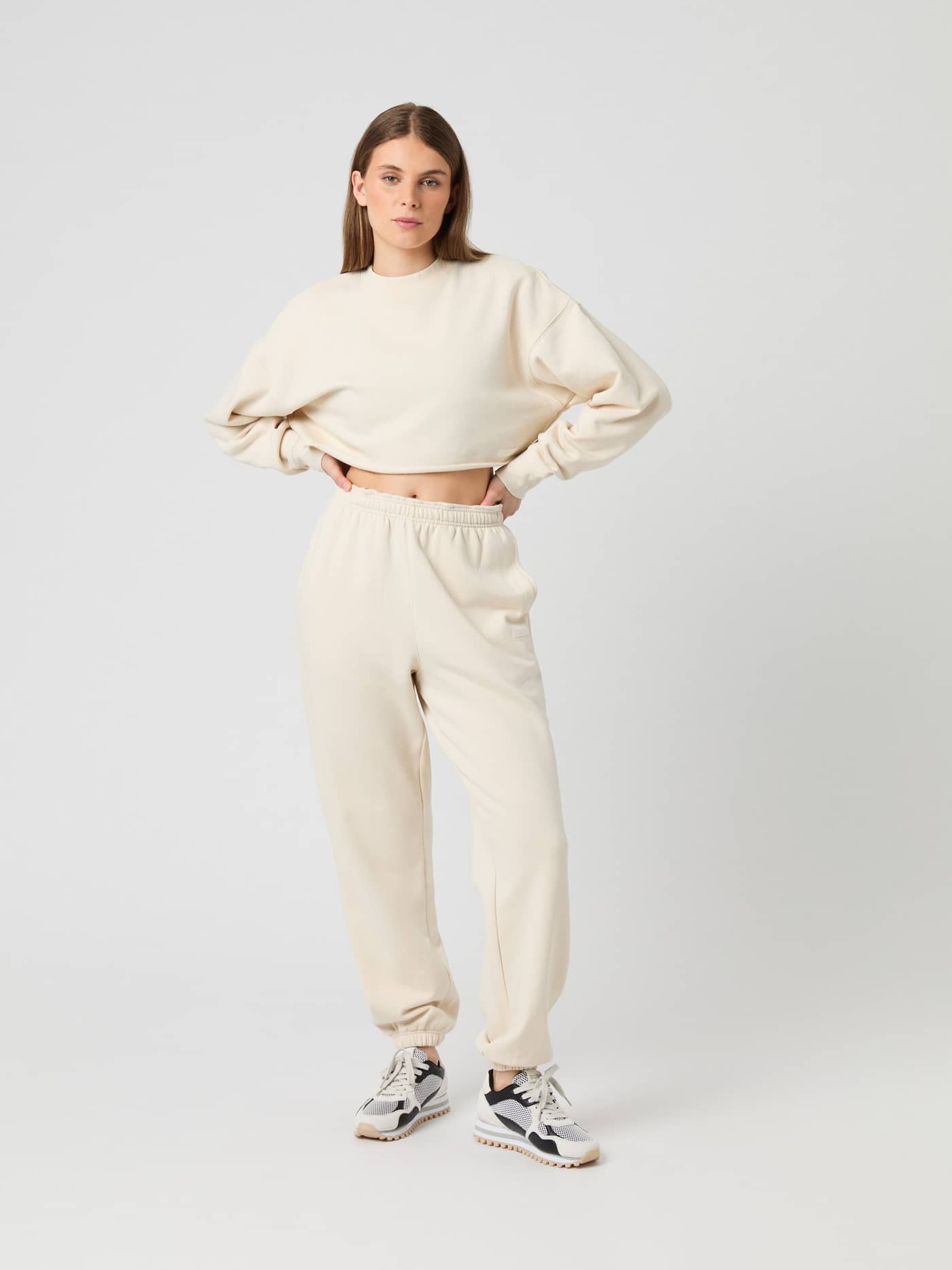 Vue de face d'une femme portant le Studio Oversized Cropped Sweatshirt en Birch (Blanc) pour l'entraînement léger. - Image 3