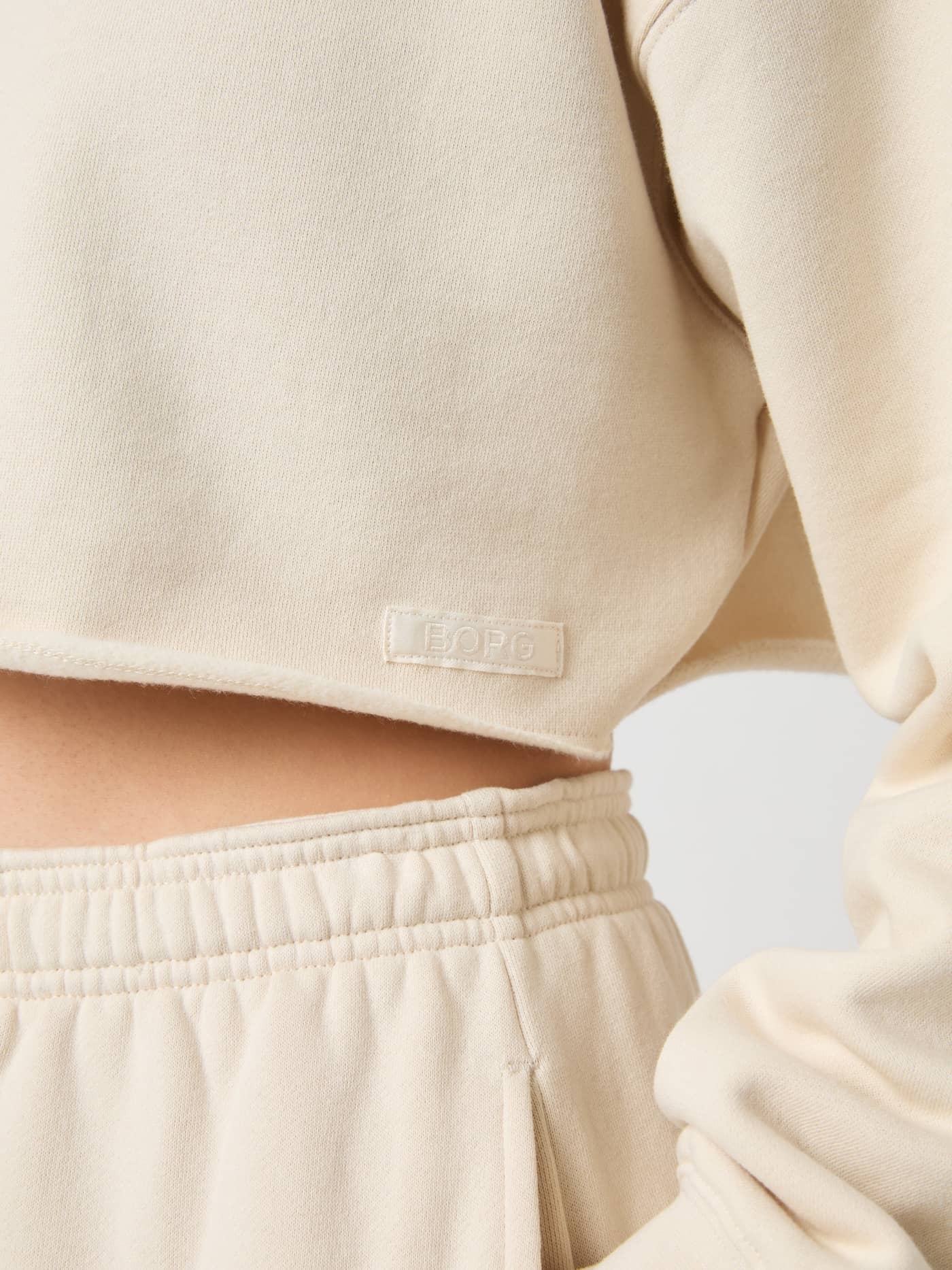 Studio Oversized Cropped Sweatshirt Birch (Blanc) avec bords bruts et étiquette logo Borg ton sur ton. - Image 4