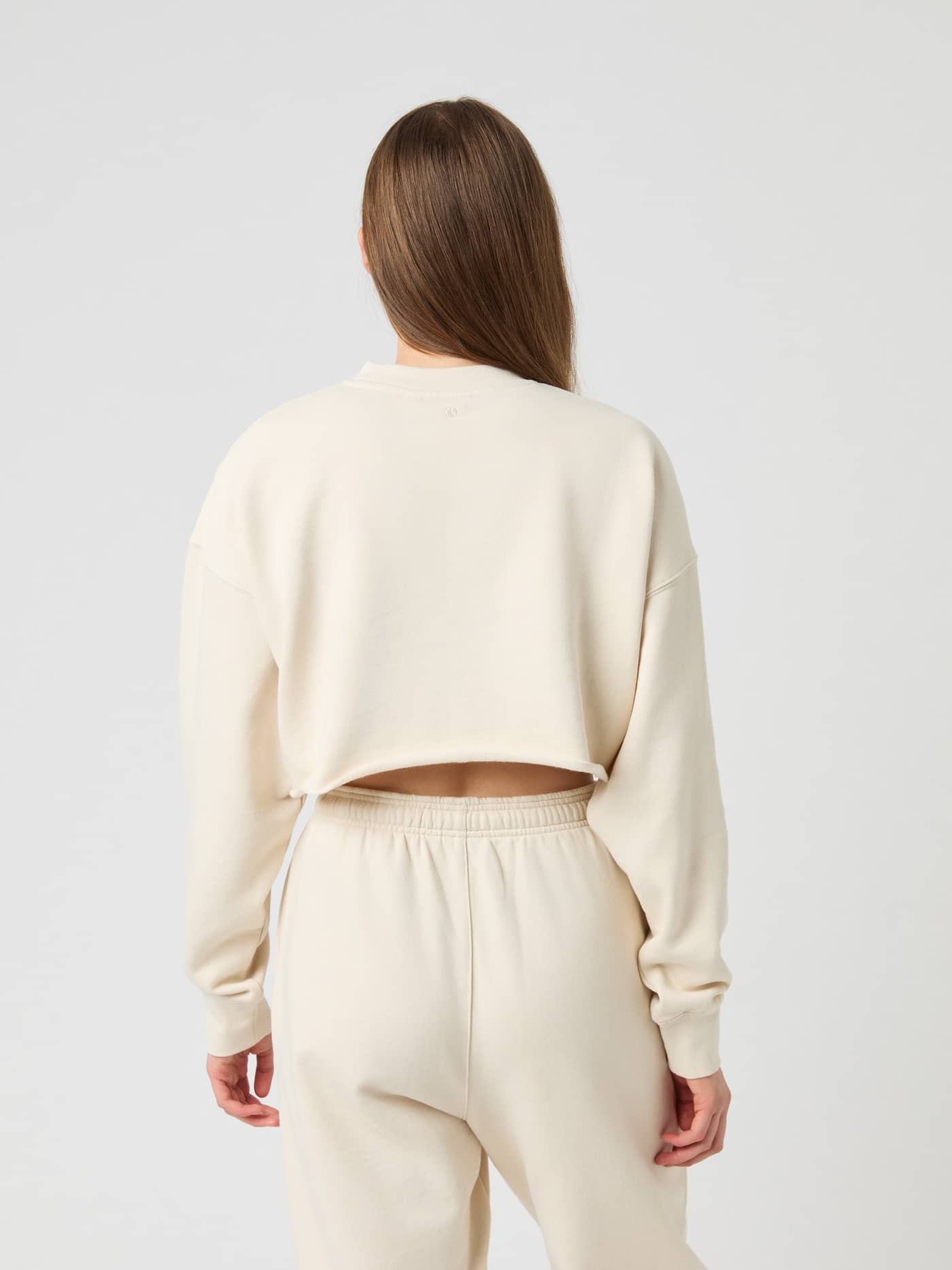Vue de dos du Studio Oversized Cropped Sweatshirt Birch (Blanc) avec une coupe oversize élégante pour femme. - Image 2