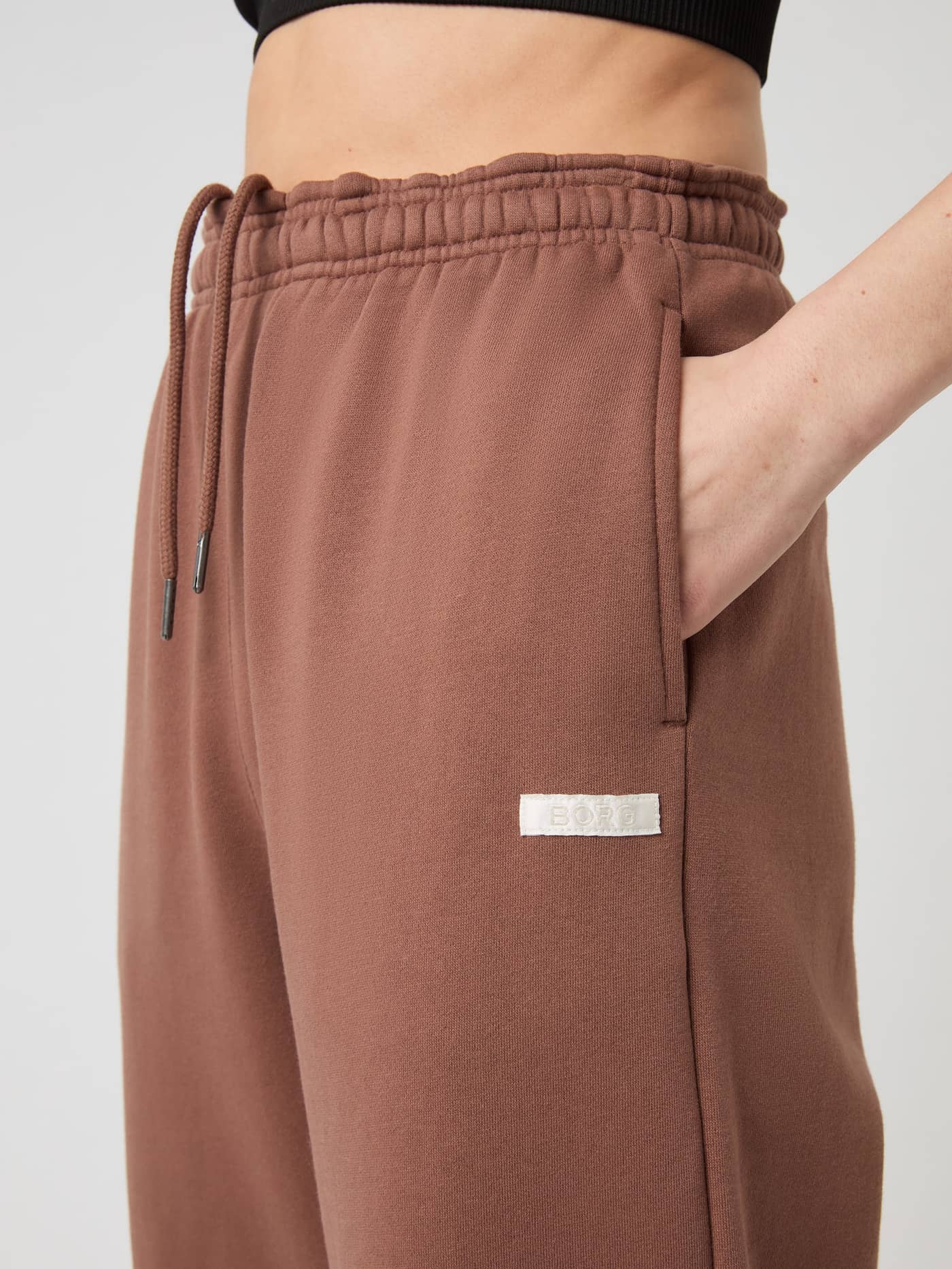 Studio Oversized Sweatpants in Acorn (Bruin) met een geribde tailleband, trekkoord en wit Borg-logolabel. - Image 4