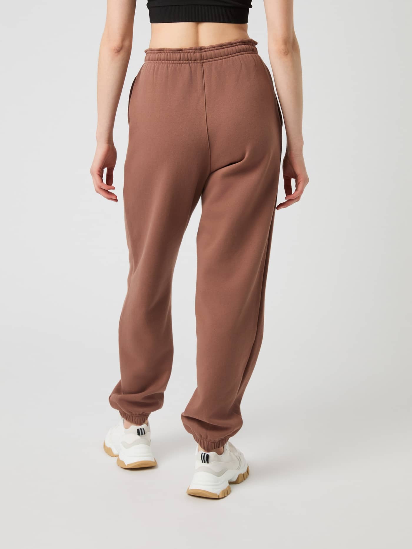 Björn Borg Studio Oversized Sweatpants in Acorn (Bruin) met een relaxte pasvorm voor dames, getoond in achteraanzicht. - Image 2