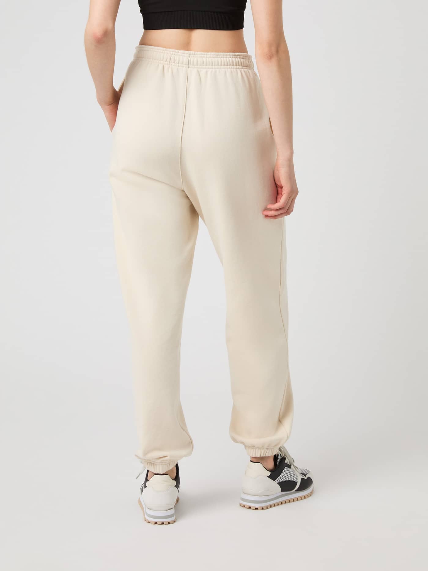 Rückansicht einer Frau in den Björn Borg Studio Oversized Sweatpants in Birch (Weiß) mit lockerer Passform fürs Training. - Image 3