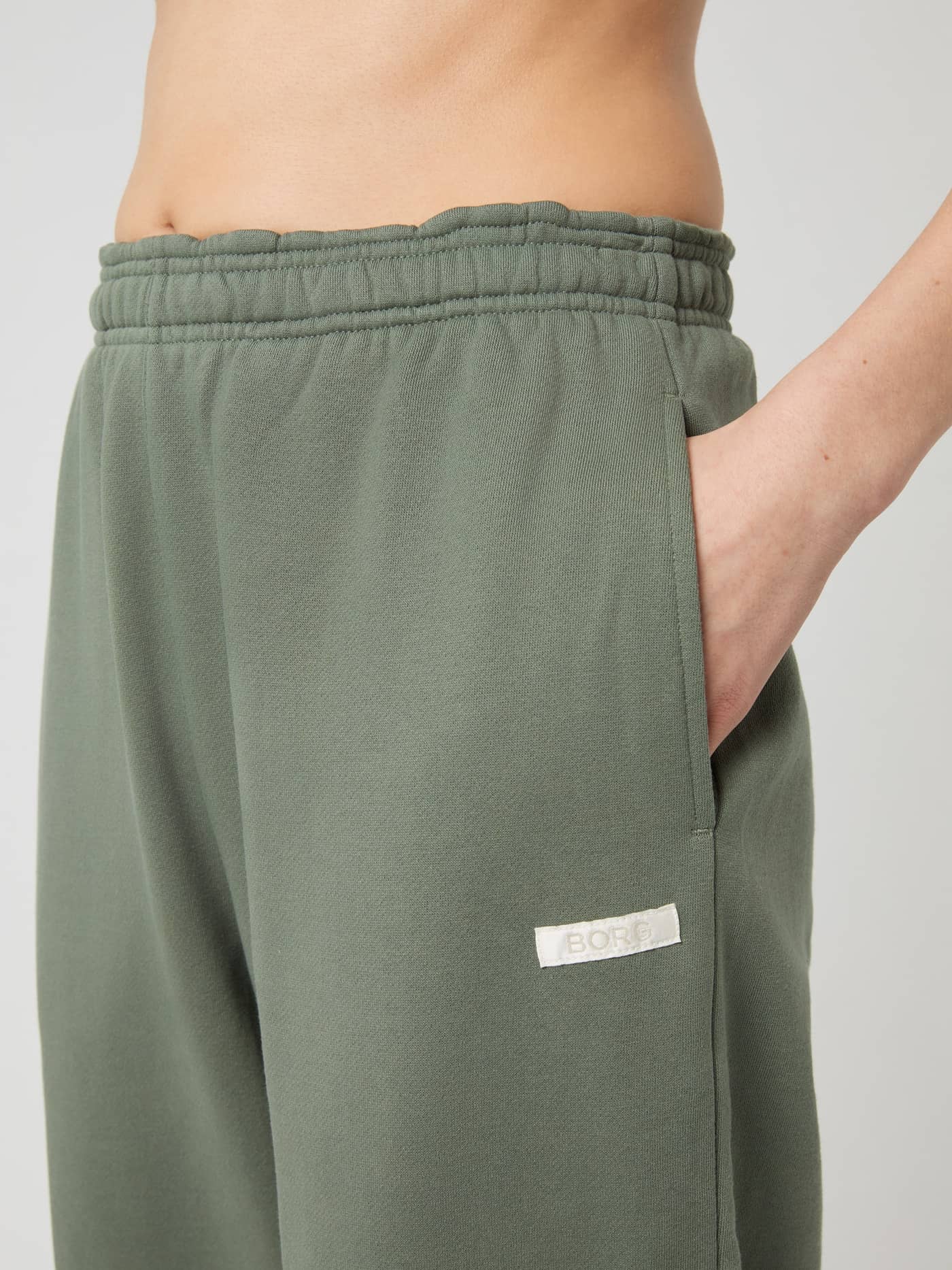 Studio Oversized Sweatpants for kvinner i Agave Green (Grønn) med ribbet linning og hvit Borg-logolapp. - Image 5