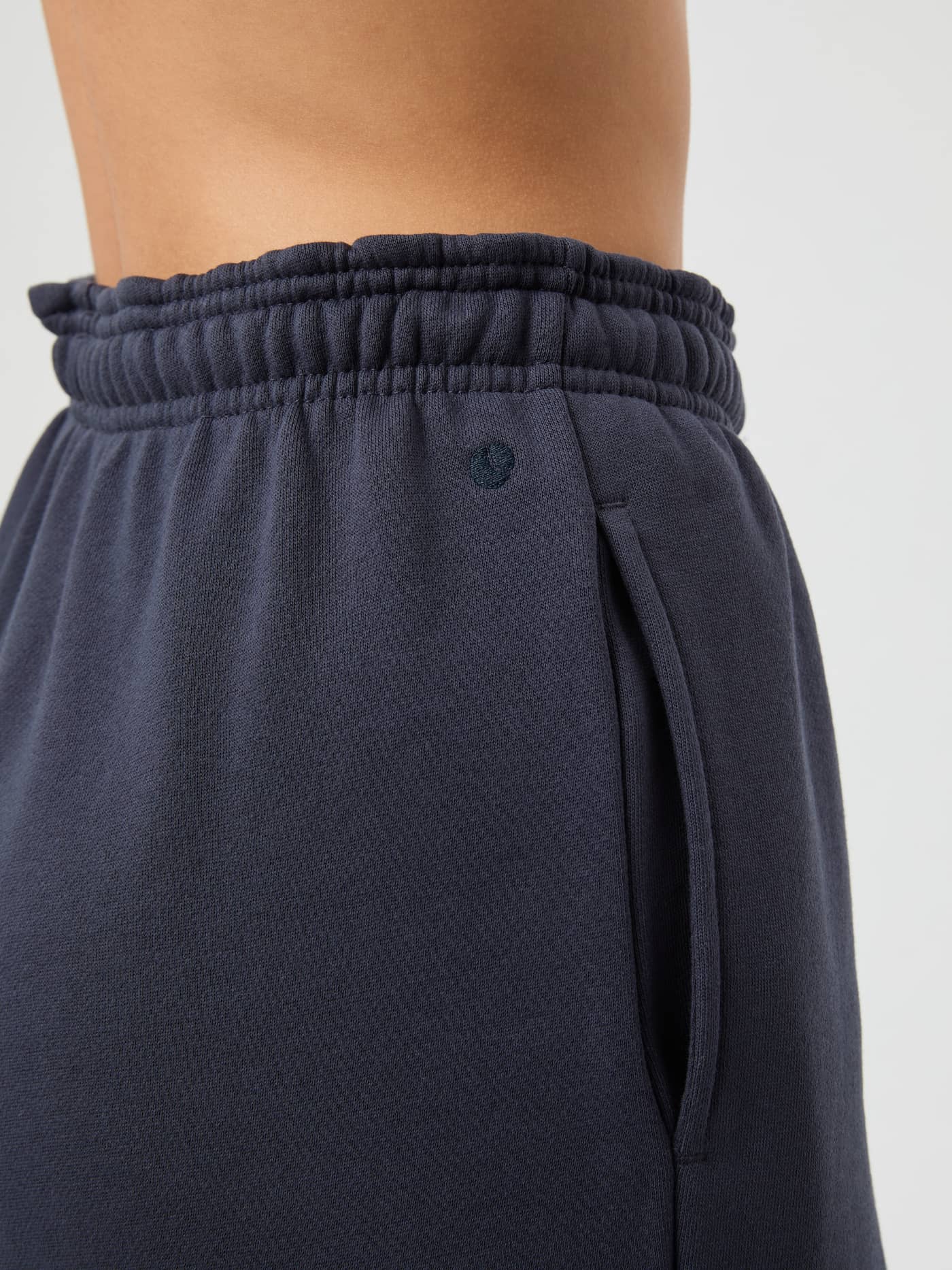 Close-up of the women's Björn Borg Studio Oversized Sweatpants in Odyssey Gray (Grey) with a ribbed waistband and pocket. - Image 4