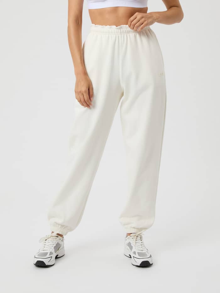Studio Oversized Sweatpants i Cannoli Cream (Hvid) set forfra med høj talje og en afslappet oversized pasform. - Image 2