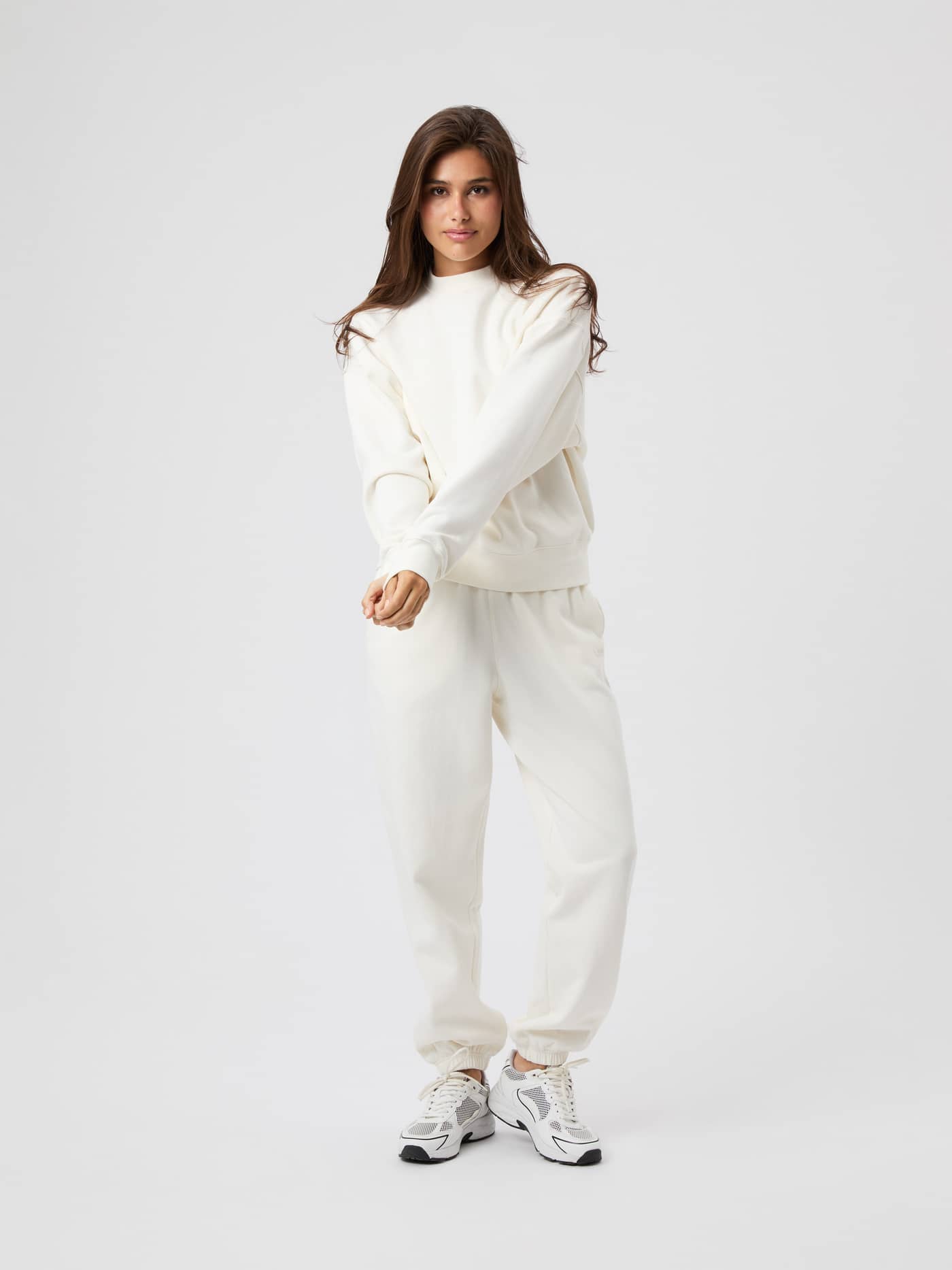 Ganzkörper-Vorderansicht der Studio Oversized Sweatpants in Cannoli Cream (Weiß) mit lockerer Passform fürs Studio-Training. - Image 1