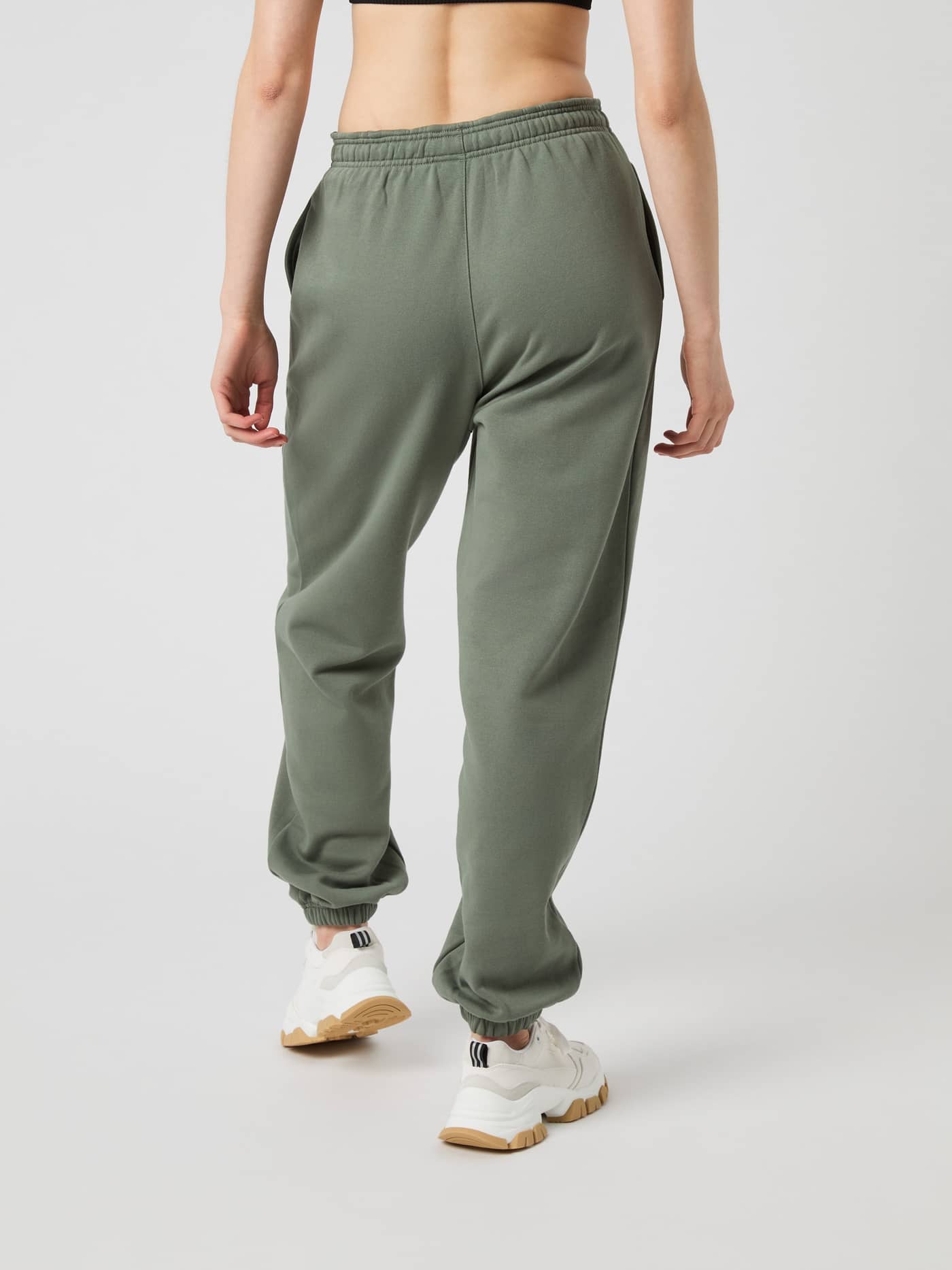 Agave Green (Grønn) Studio Oversized Sweatpants sett bakfra, med en stilig passform for studiotrening. - Image 2