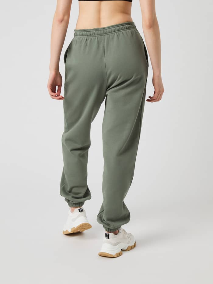 Studio Oversized Sweatpants i Agave Green (Grøn) set bagfra med en stilfuld pasform til træning. - Image 2