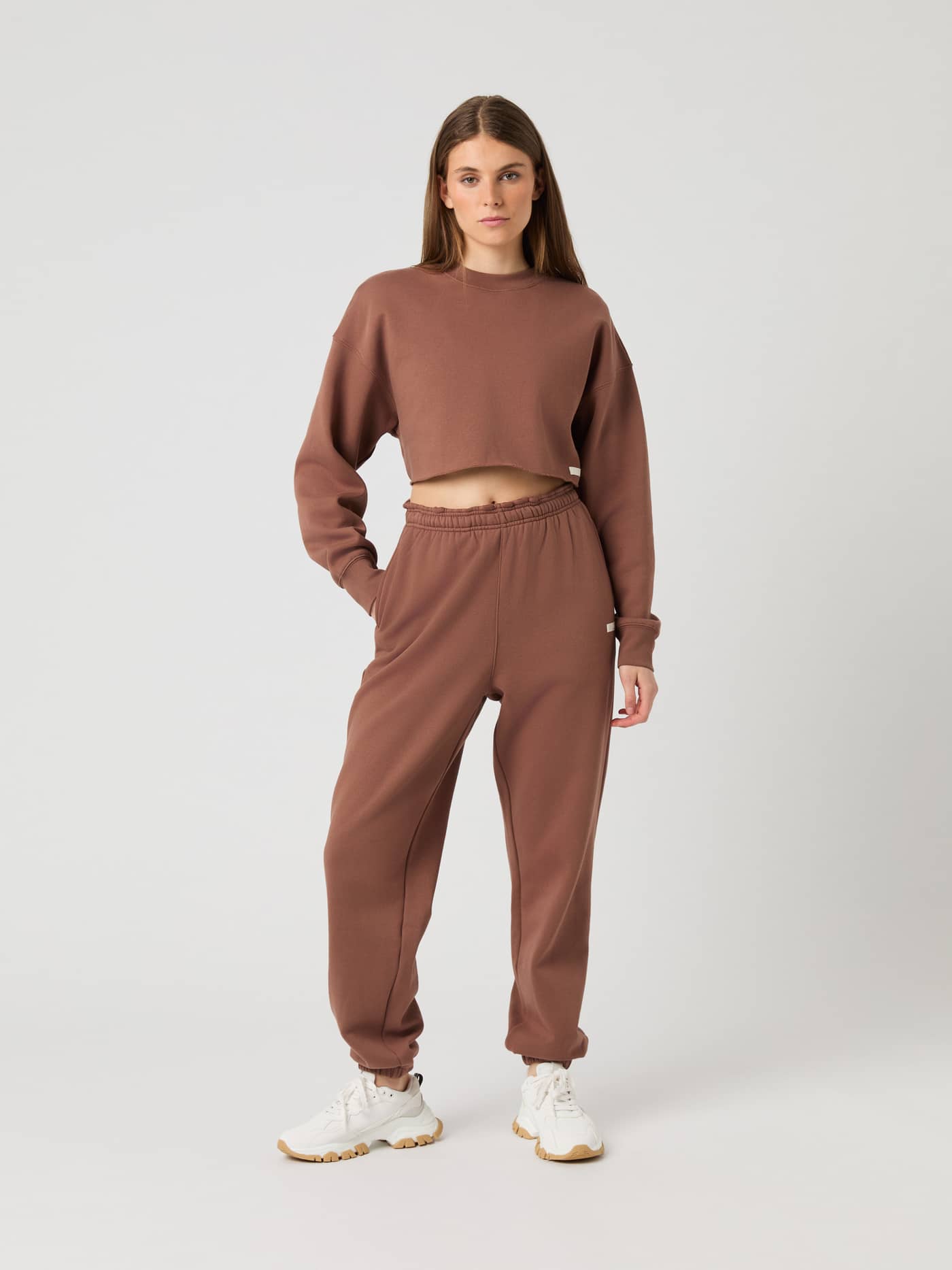 Björn Borg Studio Oversized Sweatpants in Acorn (Bruin) voor dames met bijpassende top en stijlvolle pasvorm in vooraanzicht. - Image 3