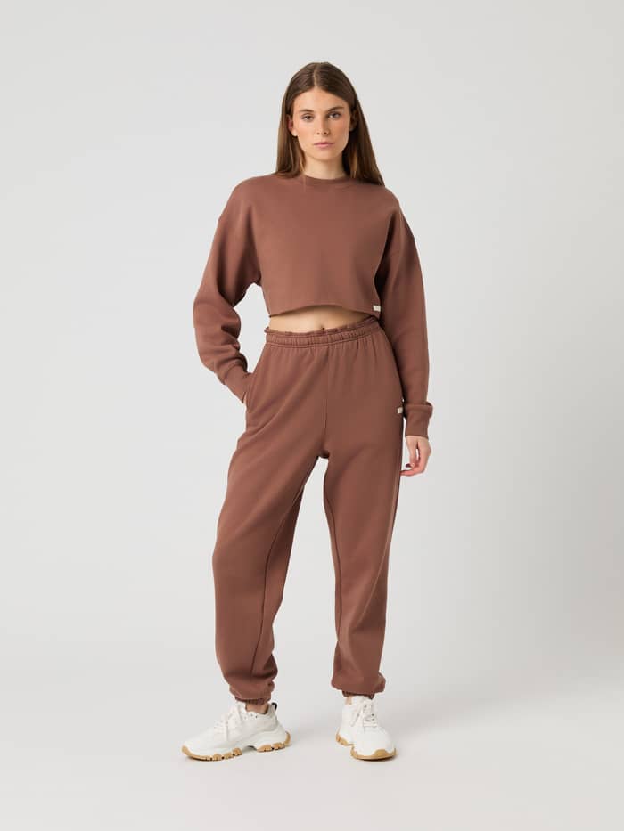 Studio Oversized Sweatpants i Acorn (Brun) set forfra på en kvinde med matchende top, ideel til træning og hverdagsstil. - Image 3