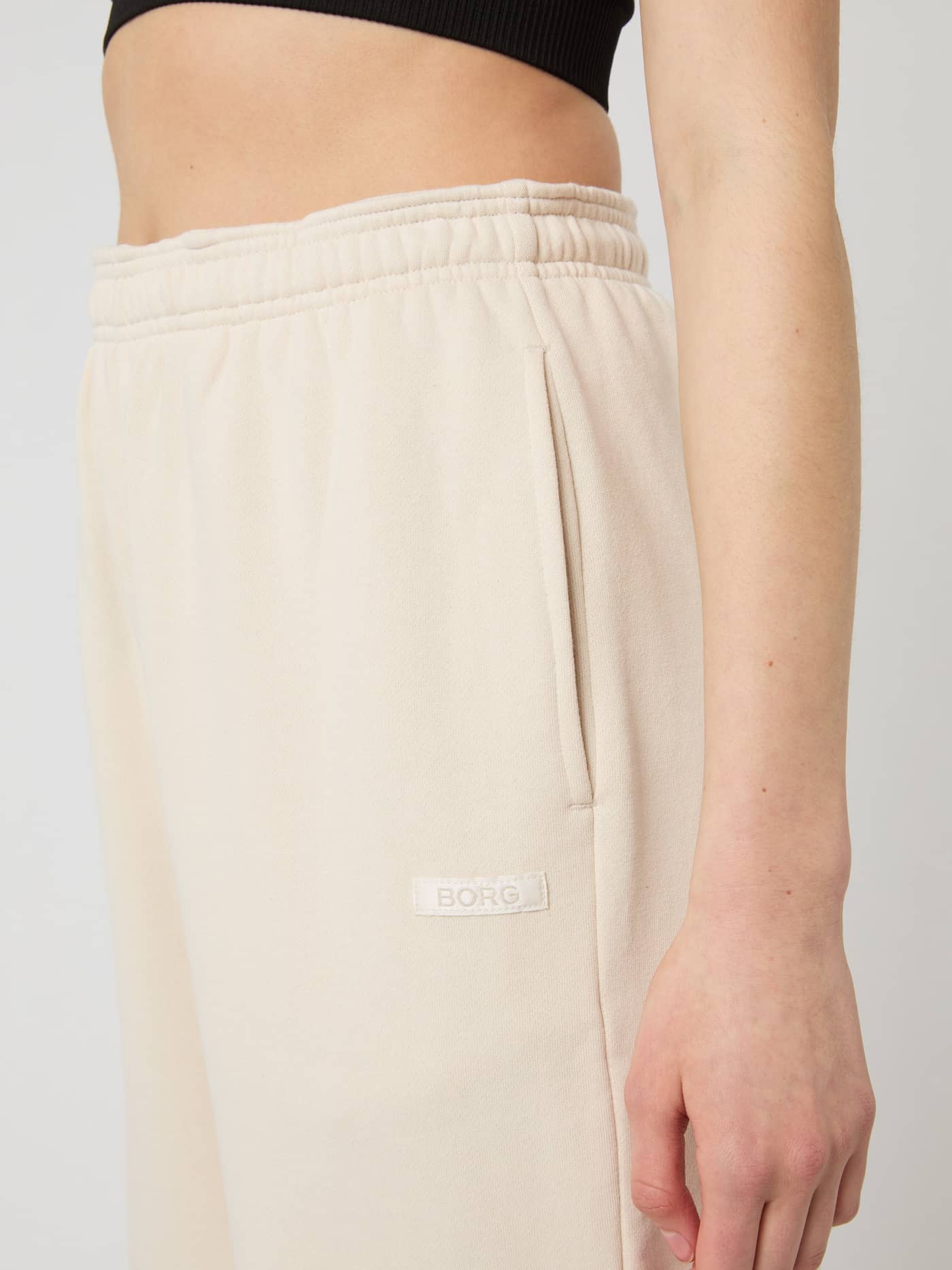 Studio Oversized Sweatpants in Birch (Weiß) für Damen mit geripptem Bund und weißem Satin-Borg-Logo in Nahaufnahme. - Image 4