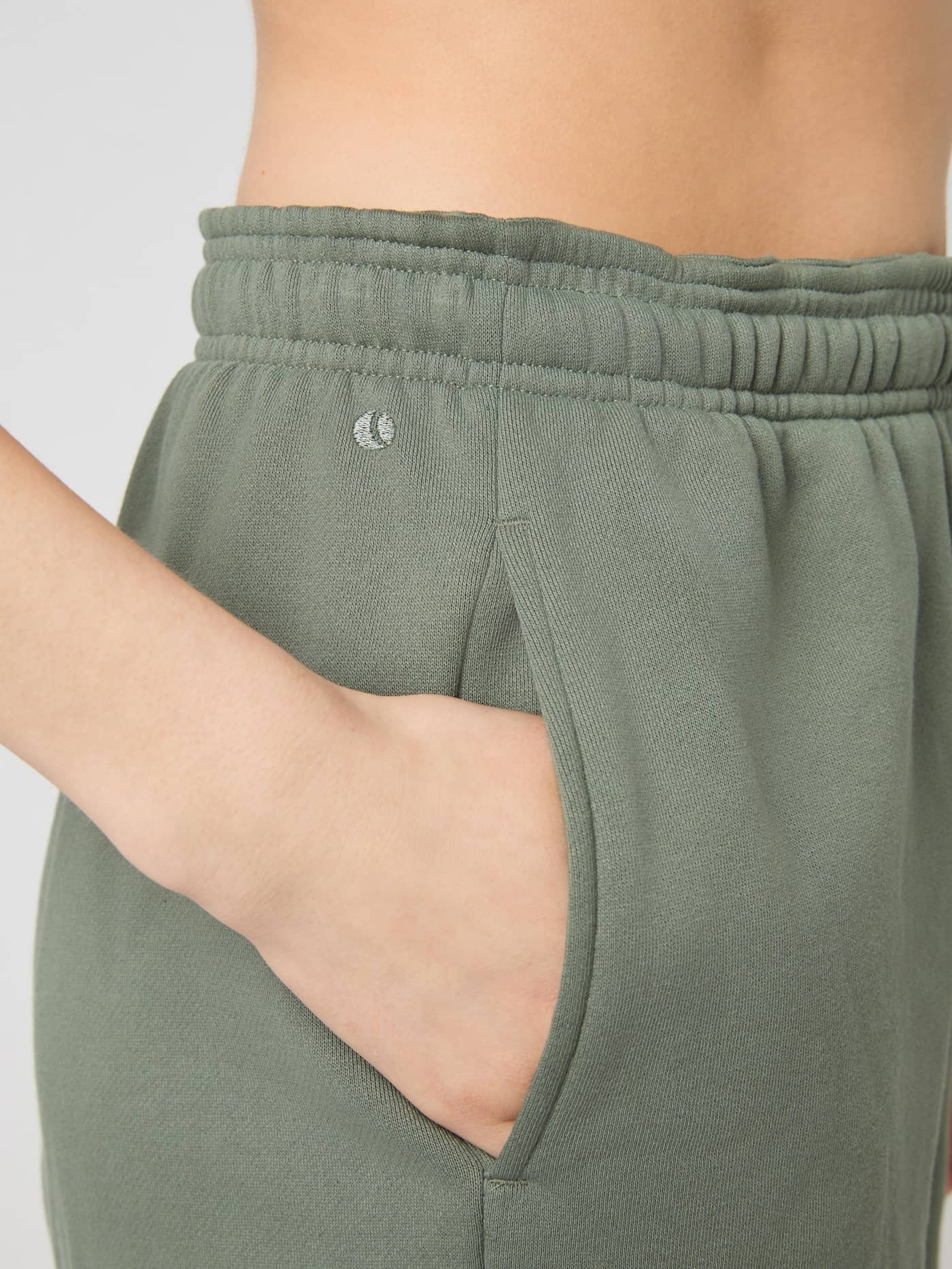 Studio Oversized Sweatshorts i Agave Green (Grön) för träning med ribbad midja, oversized passform och silverlogotyp. - Image 6