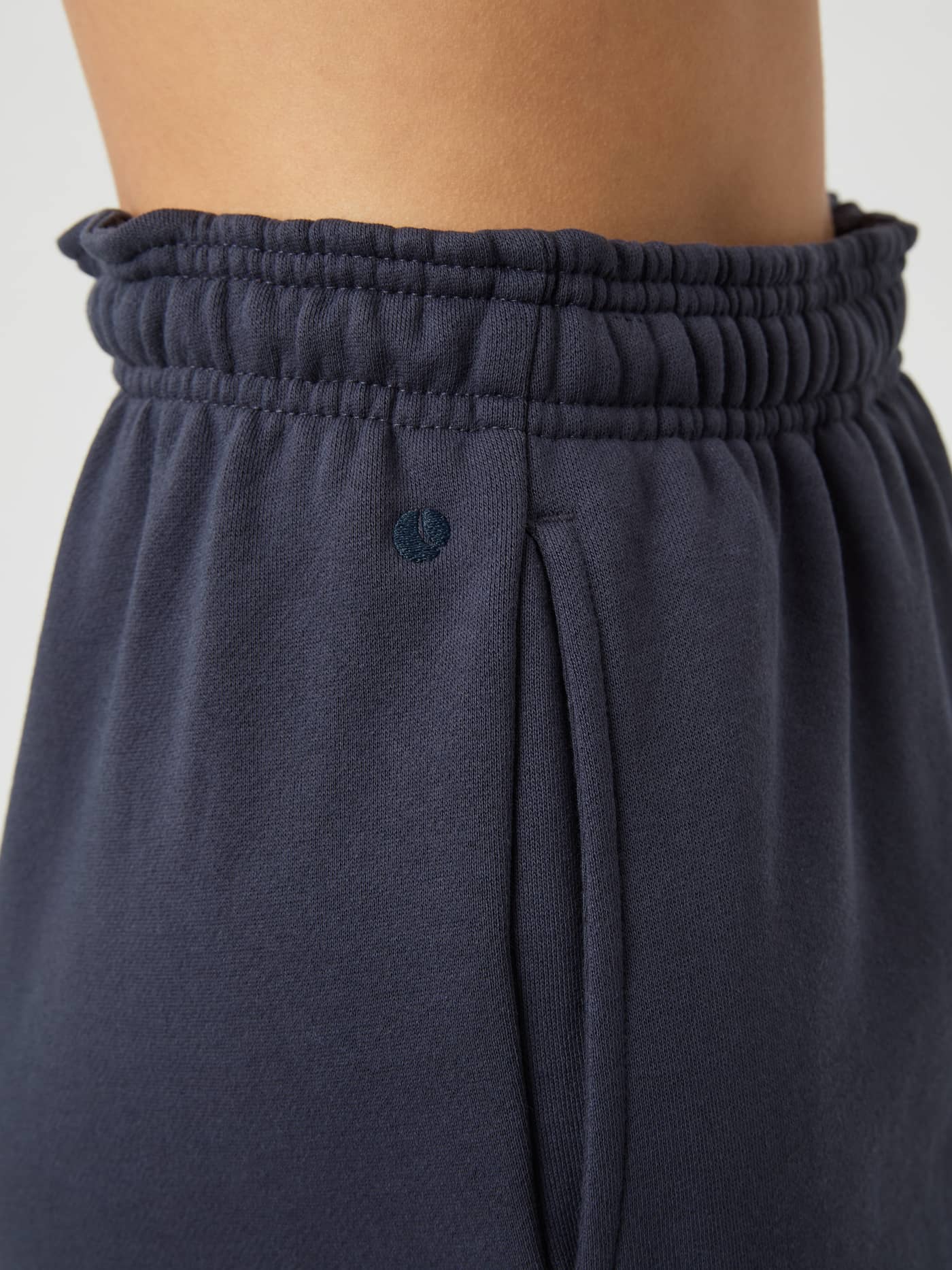 Studio Oversized Sweatshorts i Odyssey Gray (Grå) i myk fleece med diskret ton-i-ton logo og en stilig oversized passform. - Image 6
