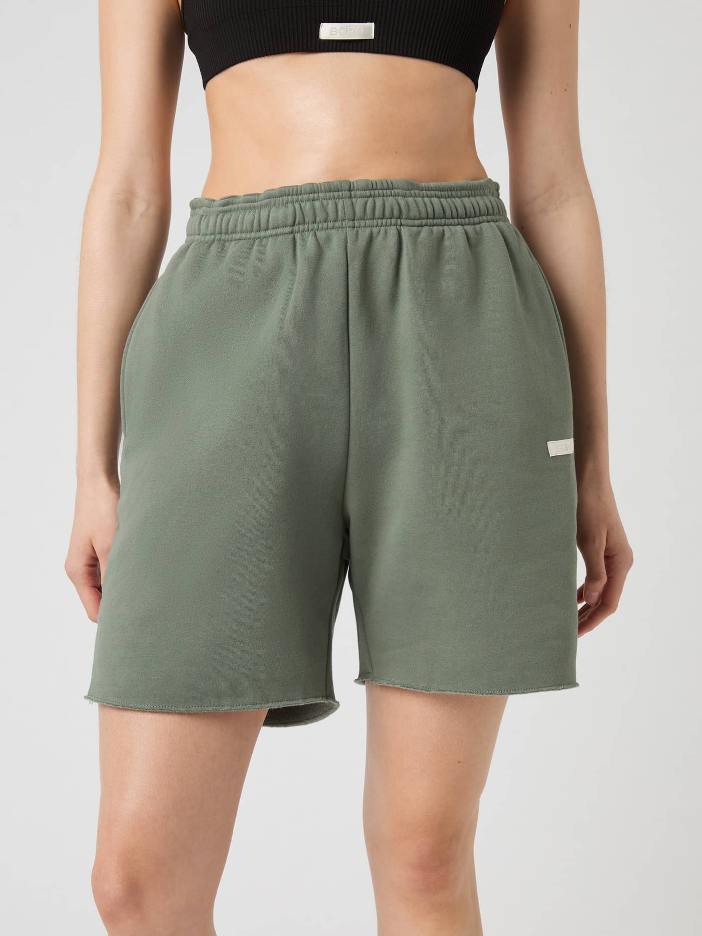 Björn Borg Studio Oversized Sweatshorts i Agave Green (Grön) för dam sedda framifrån, perfekta för träning. - Image 2