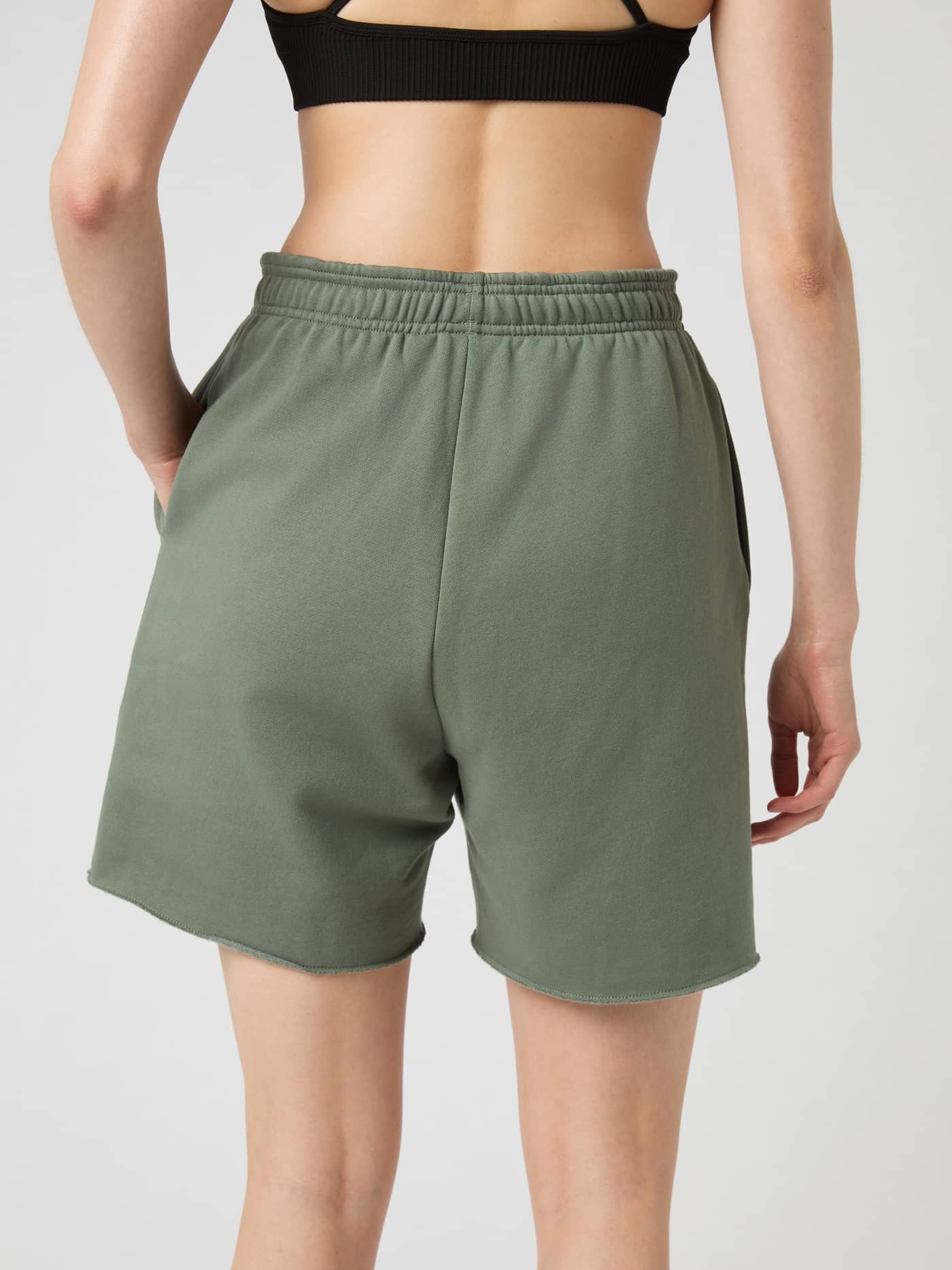 Studio Oversized Sweatshorts i Agave Green (Grön) sedda bakifrån med en avslappnad passform för studioträning. - Image 3