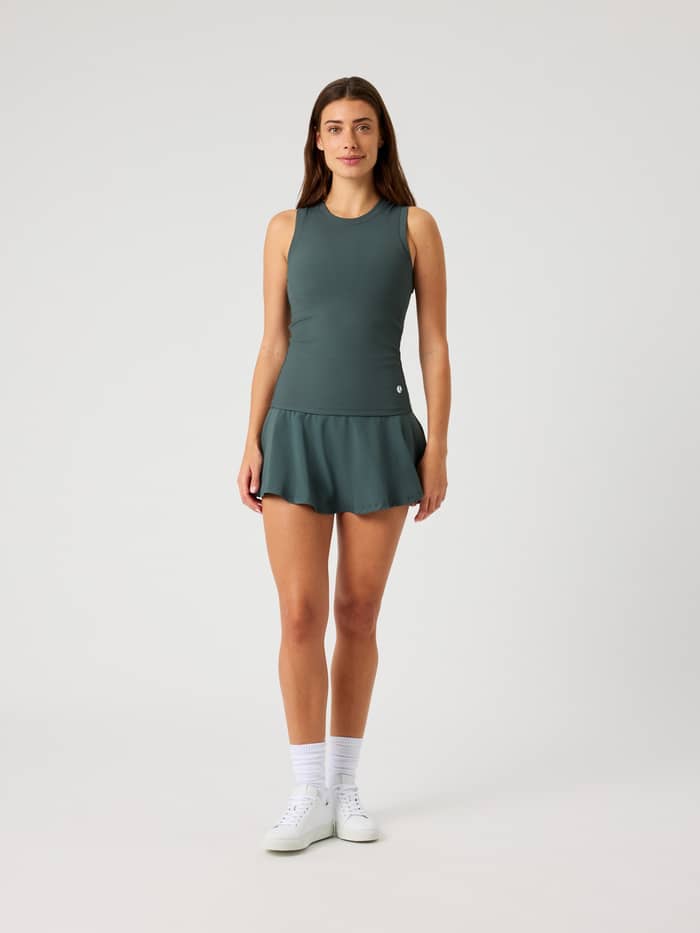 Ace Skirt Pocket in Urban Chic (Groen) met hoge taille voor tennis, getoond in een volledig vooraanzicht voor dames. - Image 3