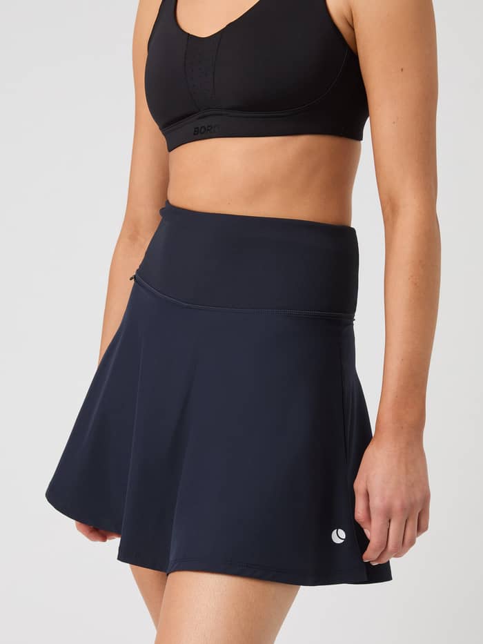 Björn Borg Ace Skirt Pocket in Night sky (Marineblauw), tennisrok met hoge taille en uitlopende pasvorm in zijaanzicht.