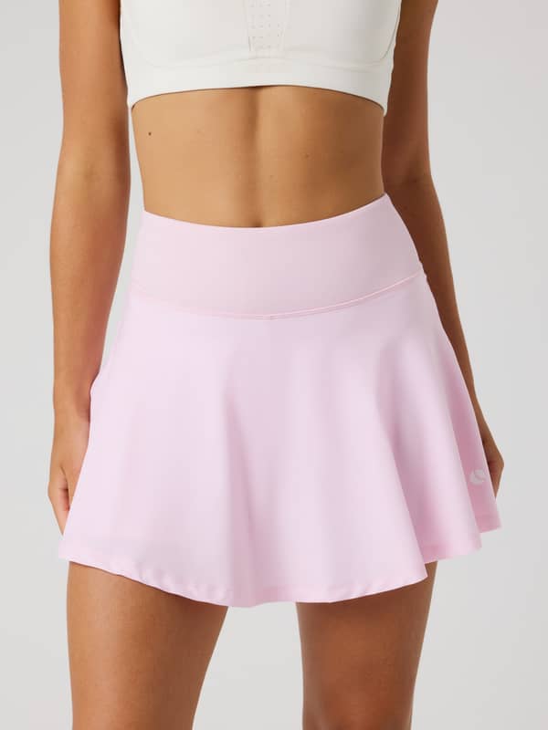 Vue de face de l'Ace Skirt Pocket en Pink Lady (Rose), une jupe de tennis à taille haute avec stretch 4 directions.