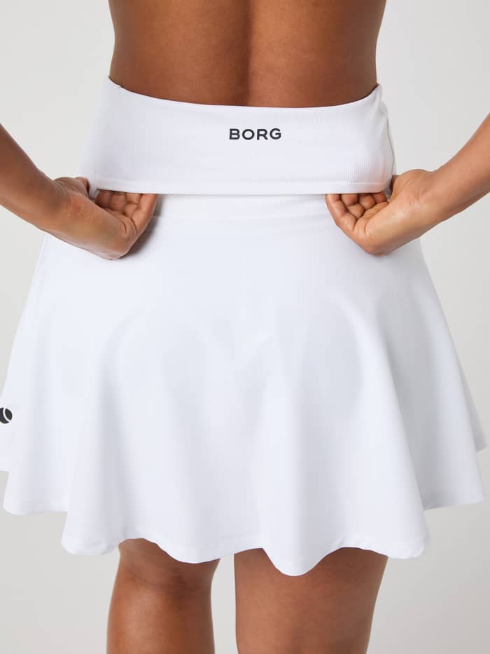 Detail van de achterzak op de tailleband van de Björn Borg Ace Skirt Pocket in Brilliant White (Wit) voor tennis. - Image 5