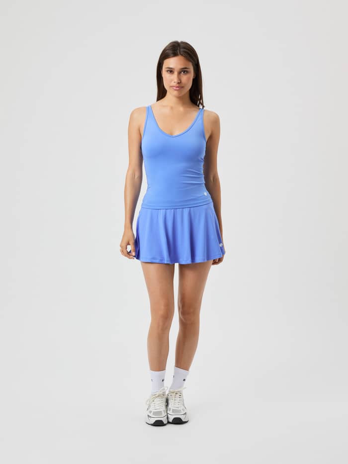 Vue de face du Ace Deep V Neck Tank Top ajusté en Ultramarine (Bleu), idéal pour le style et la performance au tennis. - Image 3