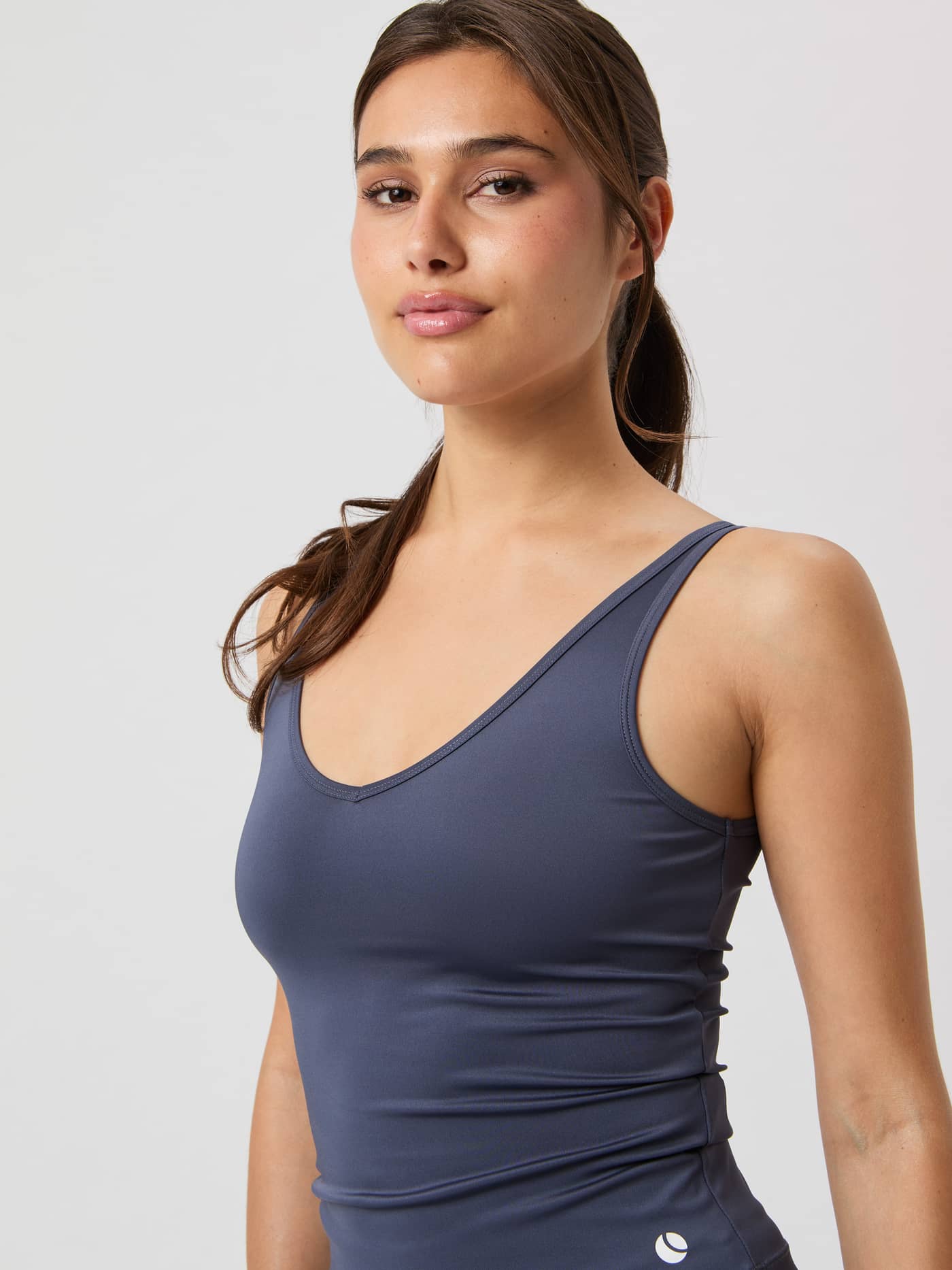 Ace Deep V Neck Tank Top in Odyssey Gray (Grijs) met een slanke pasvorm en wit tennisballogo in vooraanzicht. - Image 5