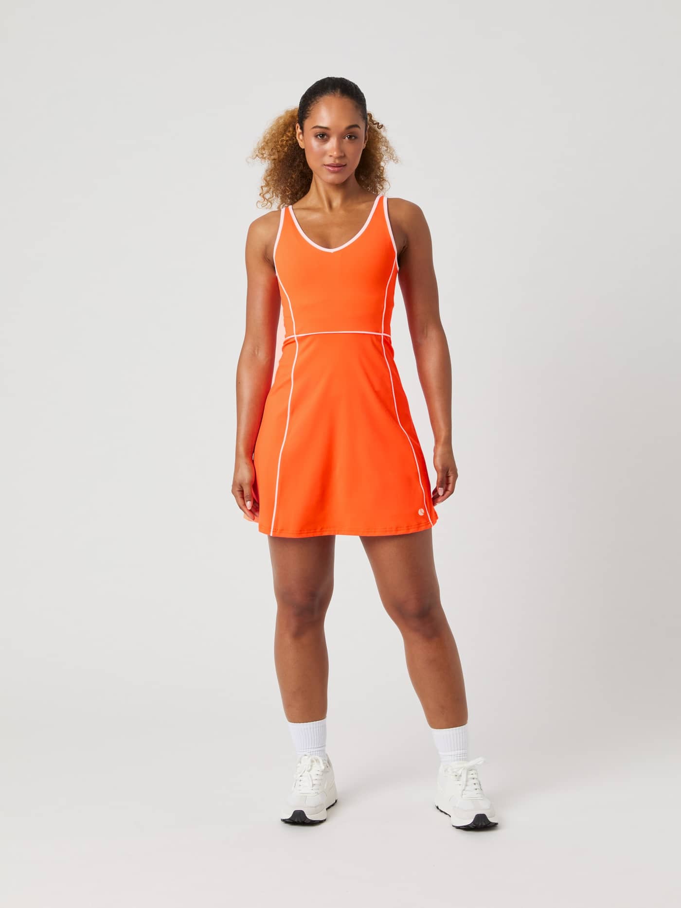 Ganzkörperansicht des Björn Borg Ace V Dress in Shocking Orange (Orange), ein Performance-Tenniskleid mit stylishem Fit. - Image 3