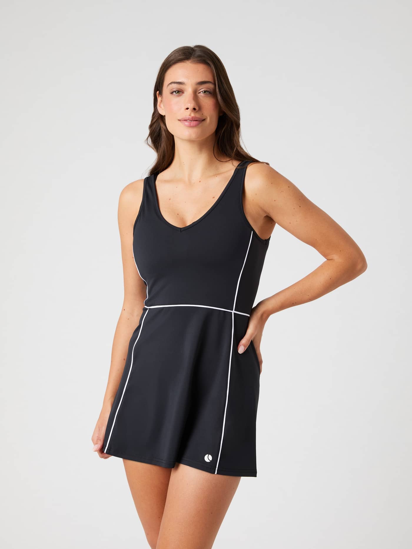 Vue de face de la Ace V Dress de Björn Borg en Black Beauty (Noir), robe de tennis avec logo et contours blancs. - Image 2