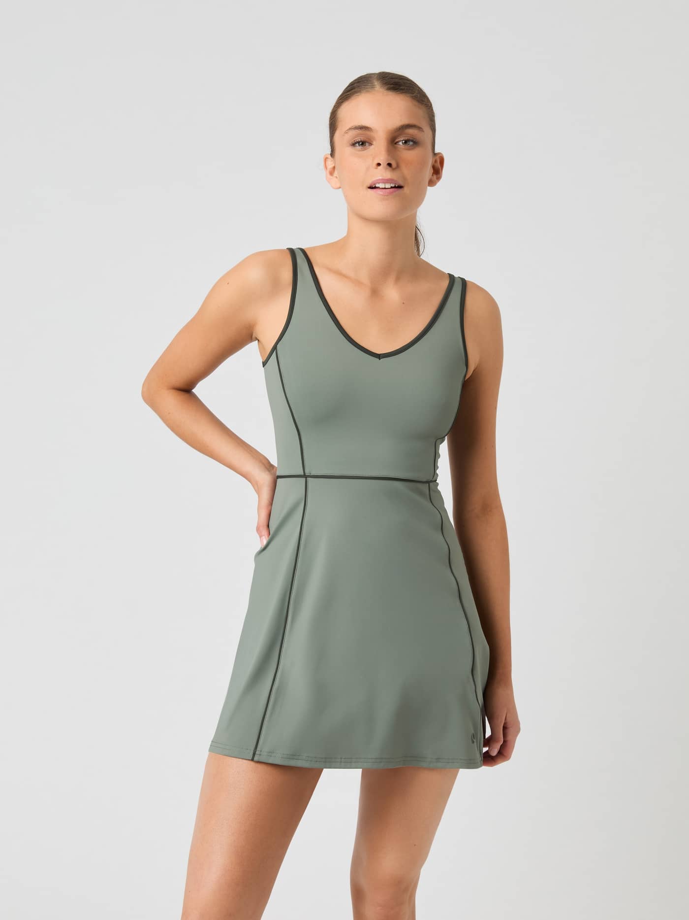 Vue de face de la Ace V Dress en Agave Green (Vert), robe de tennis en polyamide recyclé au style élégant et logo sombre. - Image 1