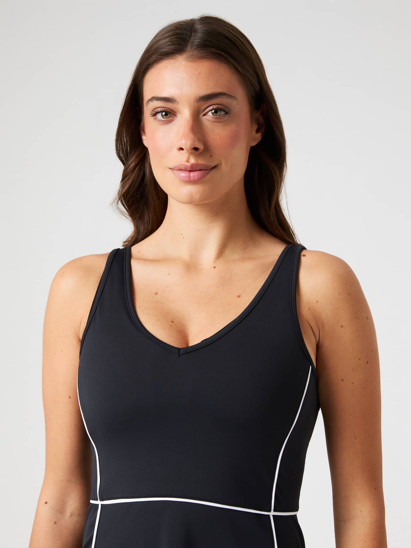 Vue de face de la Ace V Dress de Björn Borg en Black Beauty (Noir) avec contours blancs pour le tennis. - Image 4