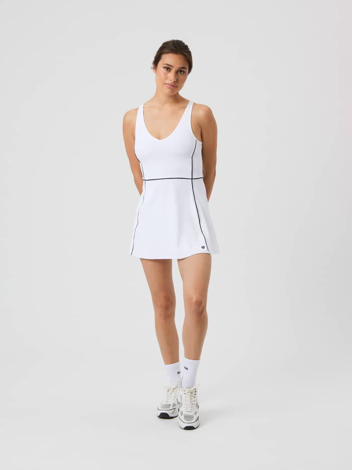 Björn Borg Ace V Dress in Brilliant White (Wit), een stijlvolle tennisjurk in vooraanzicht met een zwart logo. - Image 3