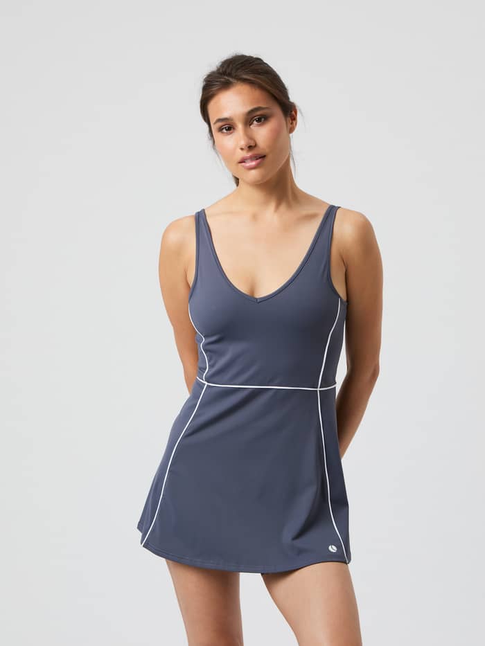 Ace V Dress in Odyssey Gray (Grijs), een stijlvolle tennisjurk met een high-stretch pasvorm, getoond in vooraanzicht.