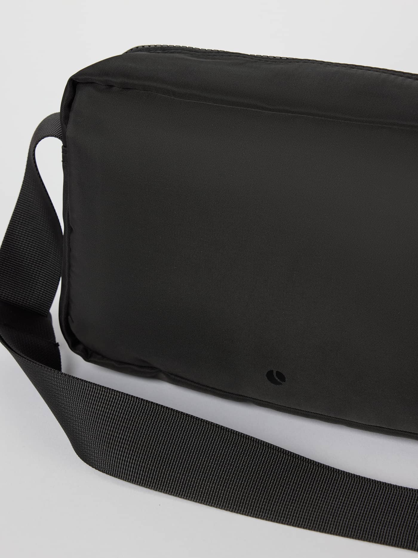 Detailansicht der Borg Classic Crossover Bag 2,5 L in Black Beauty (Schwarz) mit Gurt und tonalem schwarzem Logo. - Image 4
