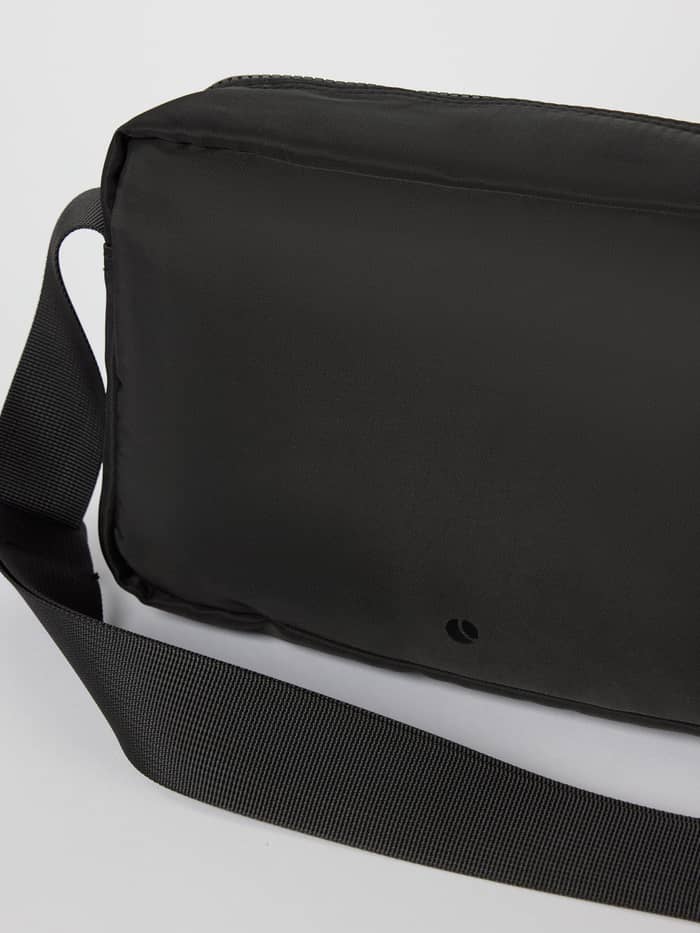 Detailweergave van de Borg Classic Crossover Bag 2,5 L in Black Beauty (Zwart) met riem en ton-sur-ton zwart logo. - Image 4