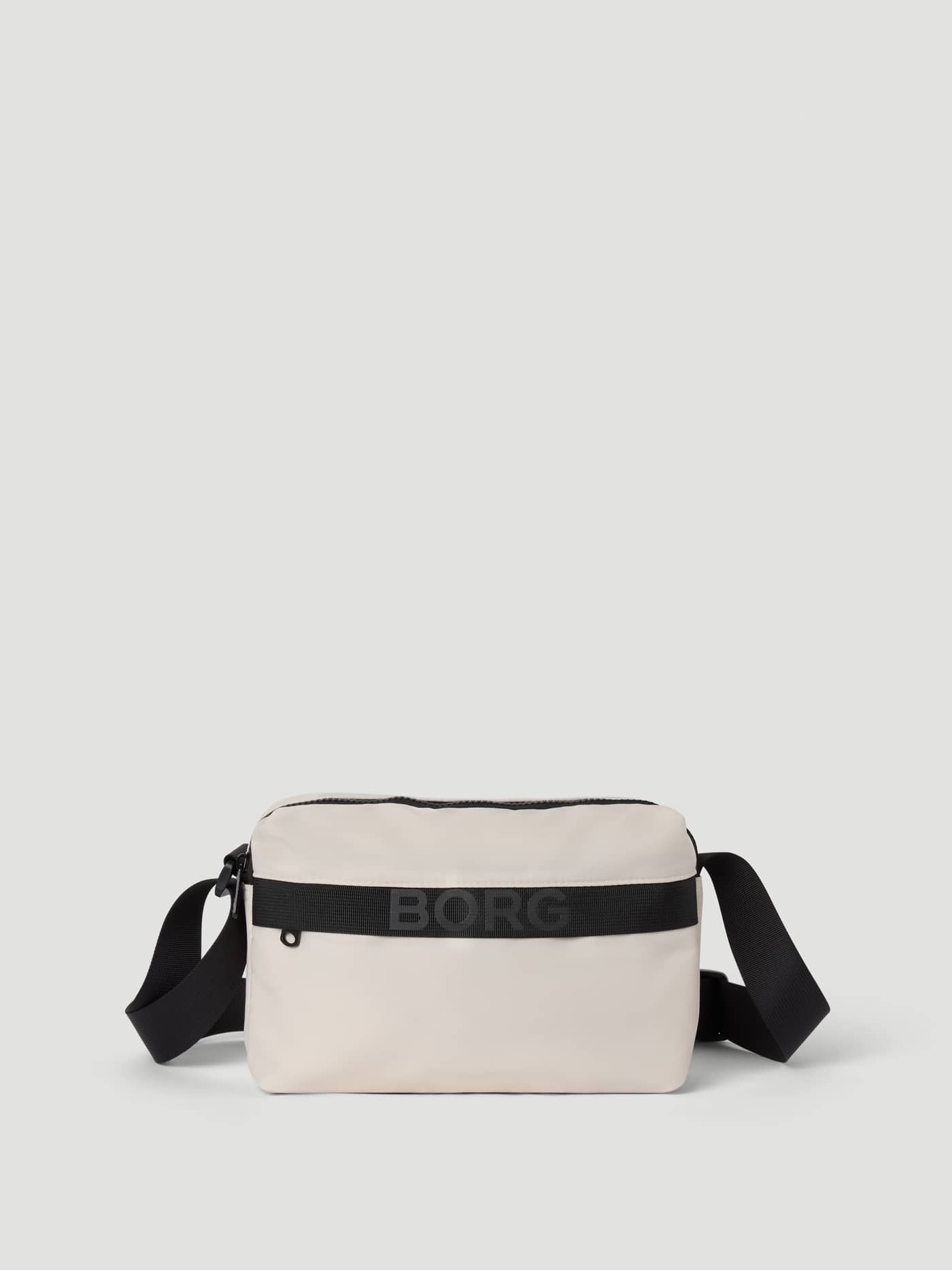 Vorderansicht der Borg Classic Crossover Bag 2,5 L in Birch (Weiß) mit schwarzem Logo-Gurt aus recyceltem Polyester. - Image 1